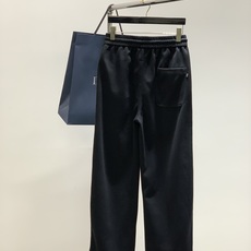 ,Dior 迪奥, 2025秋季新品,专柜同步有售,简约时尚休闲裤,原版进口面料,舒适透气,顶级印花工艺 ,Dior 迪奥, 2025秋季新品,专柜同步有售,简约时尚休闲裤,原版进口面料,舒适透气,顶级印花工艺