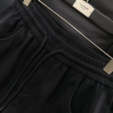 ,Dior 迪奥, 2025秋季新品,专柜同步有售,简约时尚休闲裤,原版进口面料,舒适透气,顶级印花工艺 ,Dior 迪奥, 2025秋季新品,专柜同步有售,简约时尚休闲裤,原版进口面料,舒适透气,顶级印花工艺