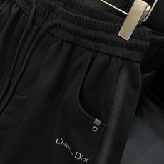 ,Dior 迪奥, 2025秋季新品,专柜同步有售,简约时尚休闲裤,原版进口面料,舒适透气,顶级印花工艺 ,Dior 迪奥, 2025秋季新品,专柜同步有售,简约时尚休闲裤,原版进口面料,舒适透气,顶级印花工艺