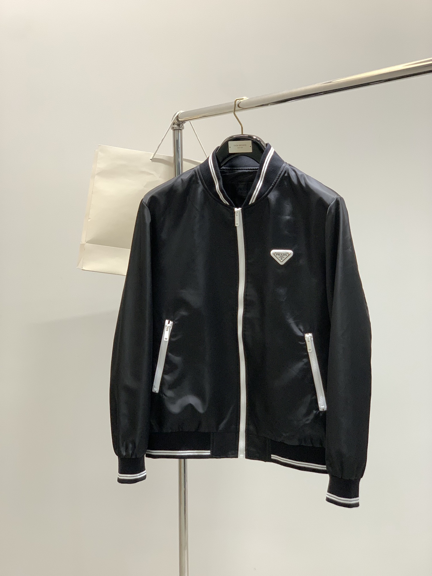 ，PRADA 普拉达，2025秋季最新品，专柜同步有售，时尚休闲夹克外套，进口原版面料，做工极为复杂，唯