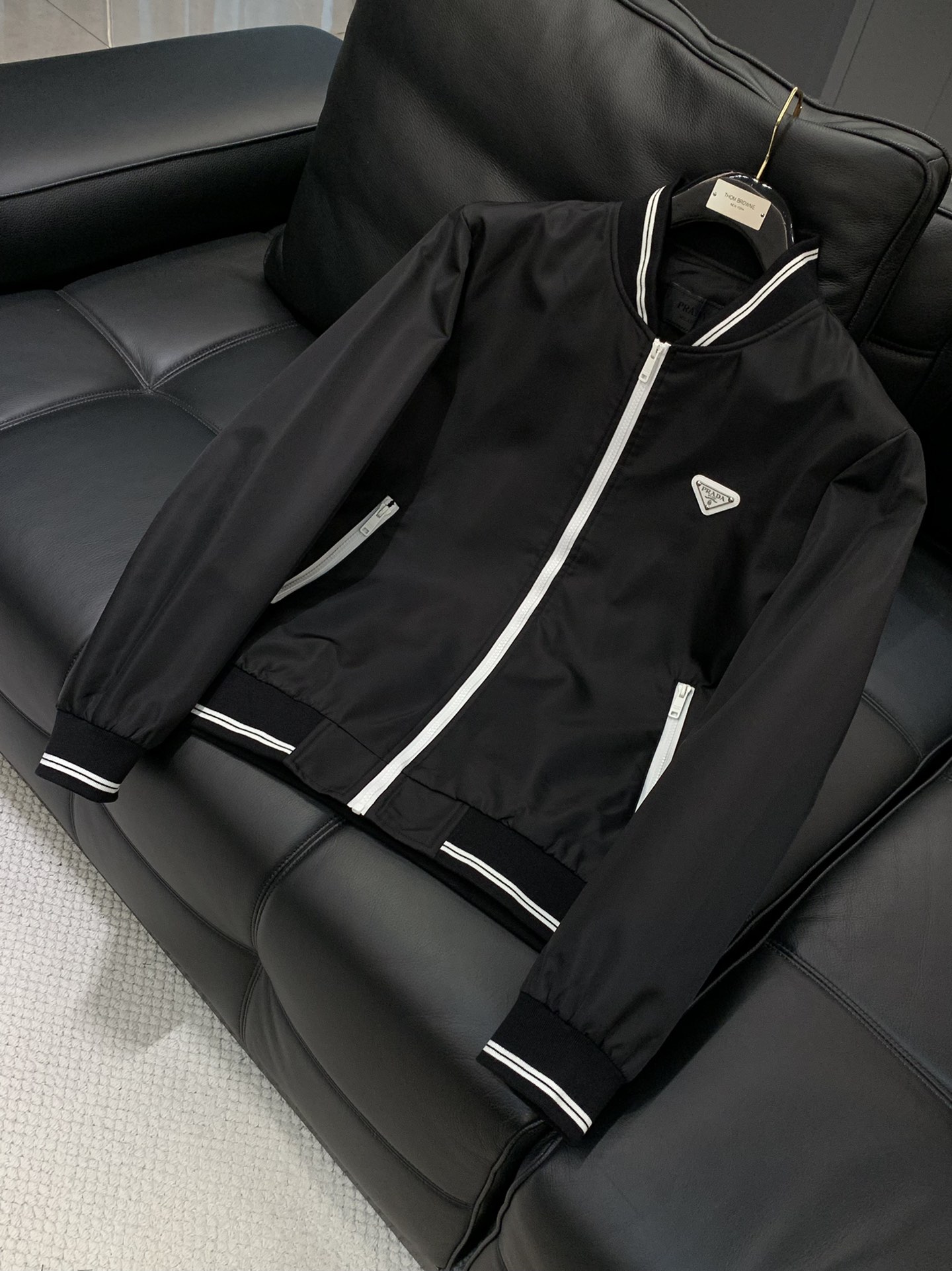 ，PRADA 普拉达，2025秋季最新品，专柜同步有售，时尚休闲夹克外套，进口原版面料，做工极为复杂，唯