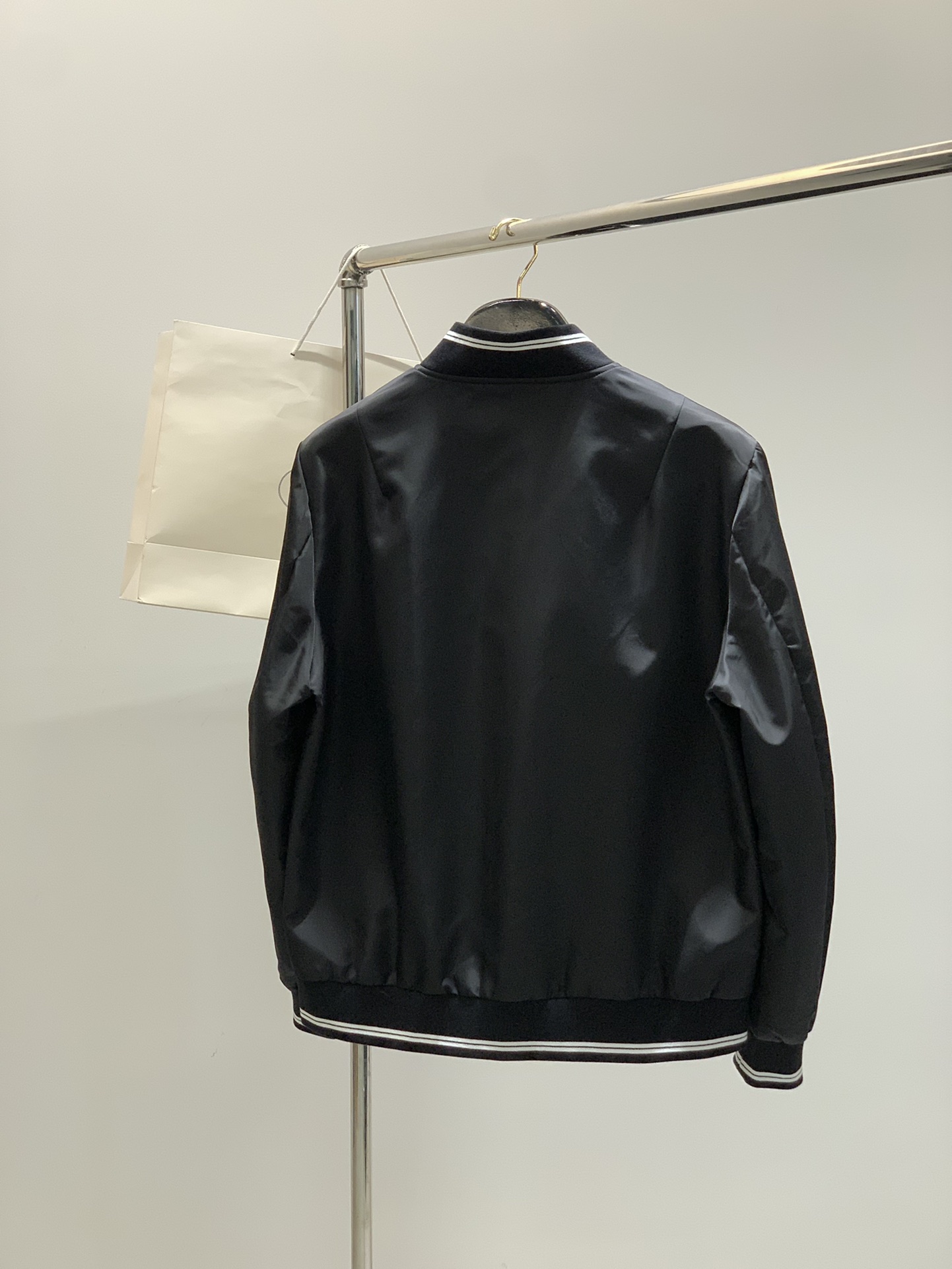，PRADA 普拉达，2025秋季最新品，专柜同步有售，时尚休闲夹克外套，进口原版面料，做工极为复杂，唯