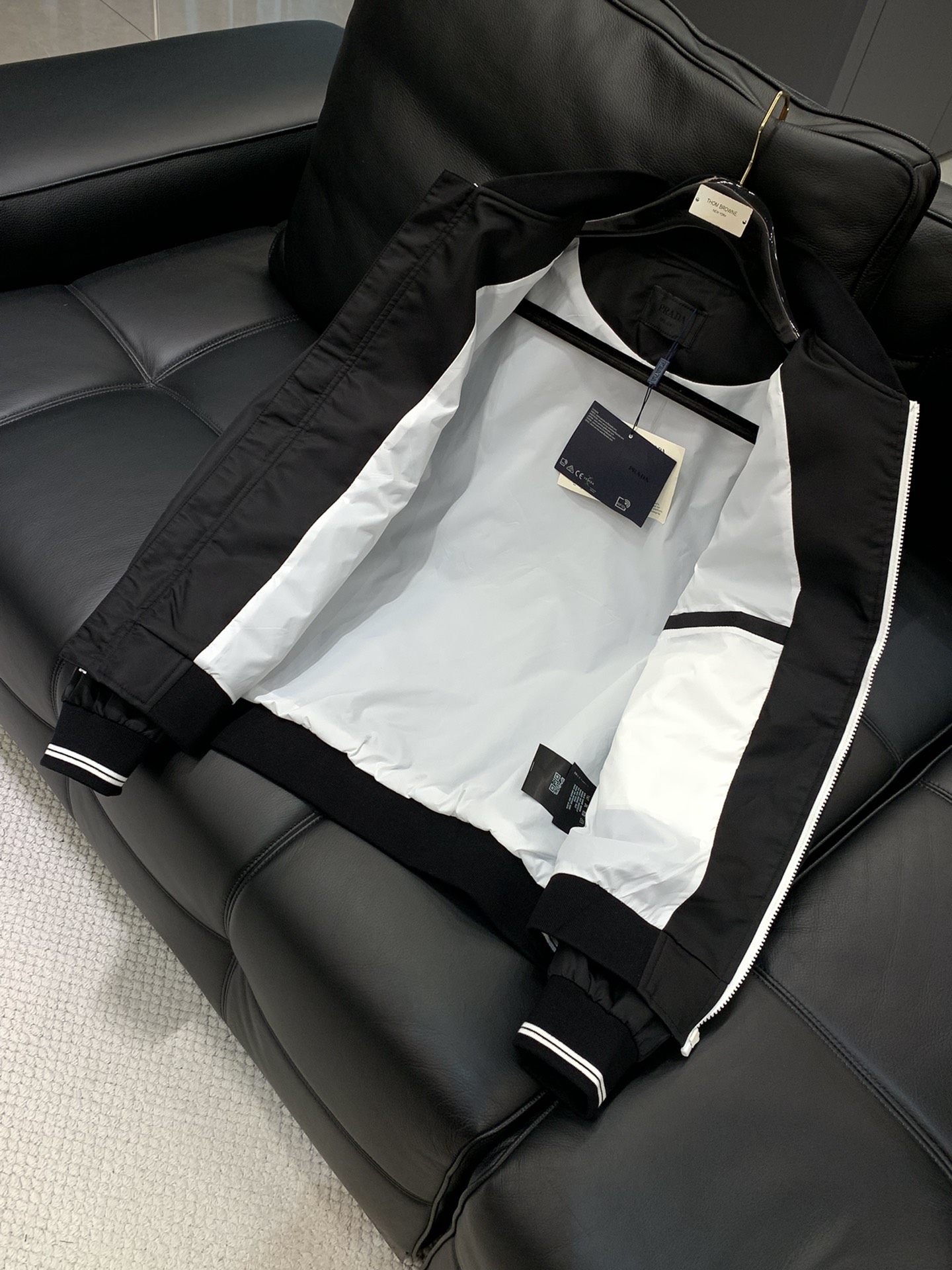 ，PRADA 普拉达，2025秋季最新品，专柜同步有售，时尚休闲夹克外套，进口原版面料，做工极为复杂，唯