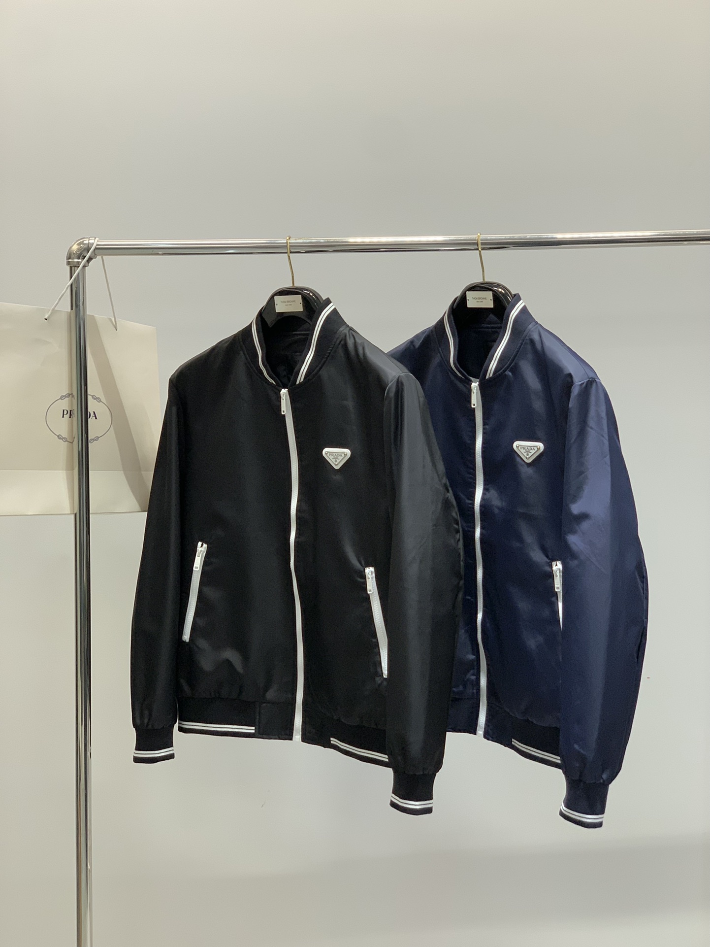 ，PRADA 普拉达，2025秋季最新品，专柜同步有售，时尚休闲夹克外套，进口原版面料，做工极为复杂，唯