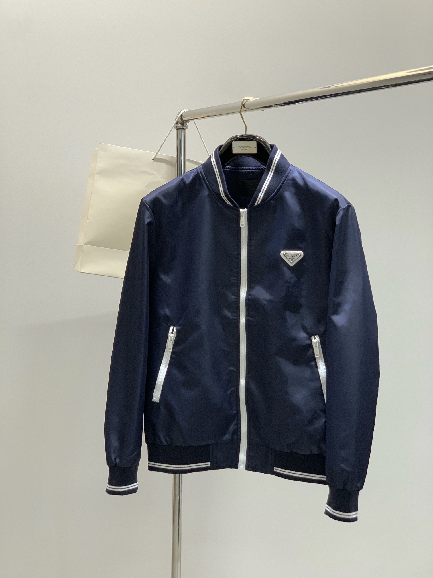 ，PRADA 普拉达，2025秋季最新品，专柜同步有售，时尚休闲夹克外套，进口原版面料，做工极为复杂，唯