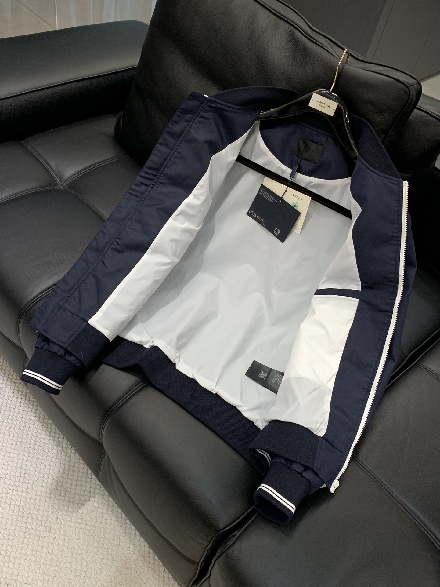 ，PRADA 普拉达，2025秋季最新品，专柜同步有售，时尚休闲夹克外套，进口原版面料，做工极为复杂，唯