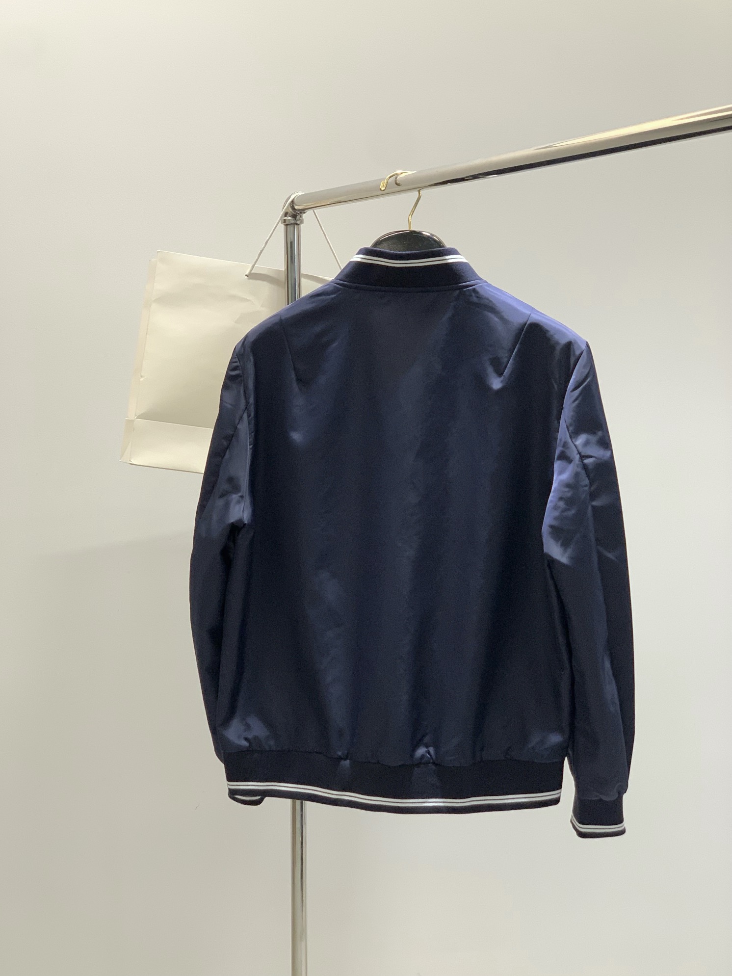 ，PRADA 普拉达，2025秋季最新品，专柜同步有售，时尚休闲夹克外套，进口原版面料，做工极为复杂，唯