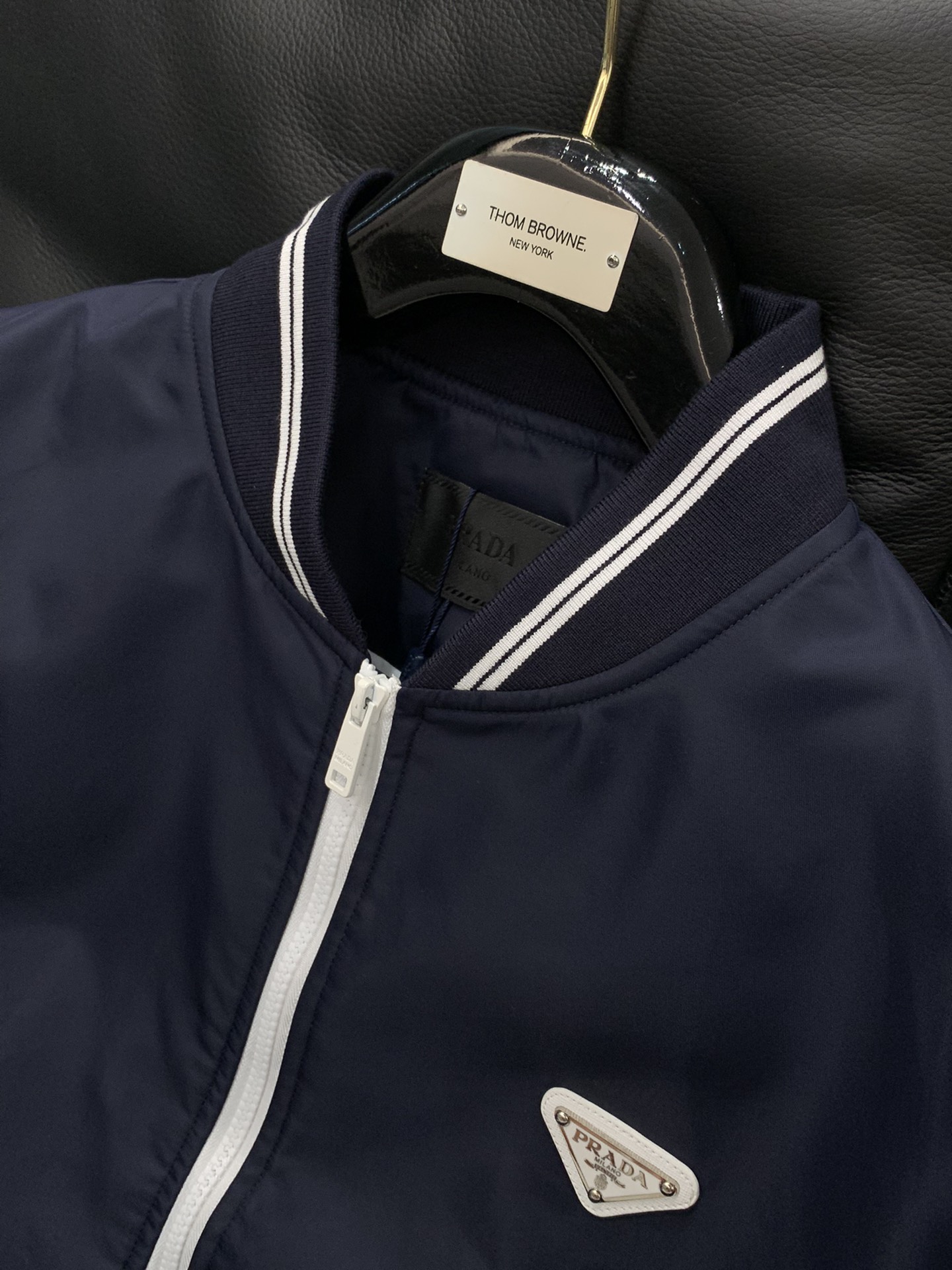 ，PRADA 普拉达，2025秋季最新品，专柜同步有售，时尚休闲夹克外套，进口原版面料，做工极为复杂，唯
