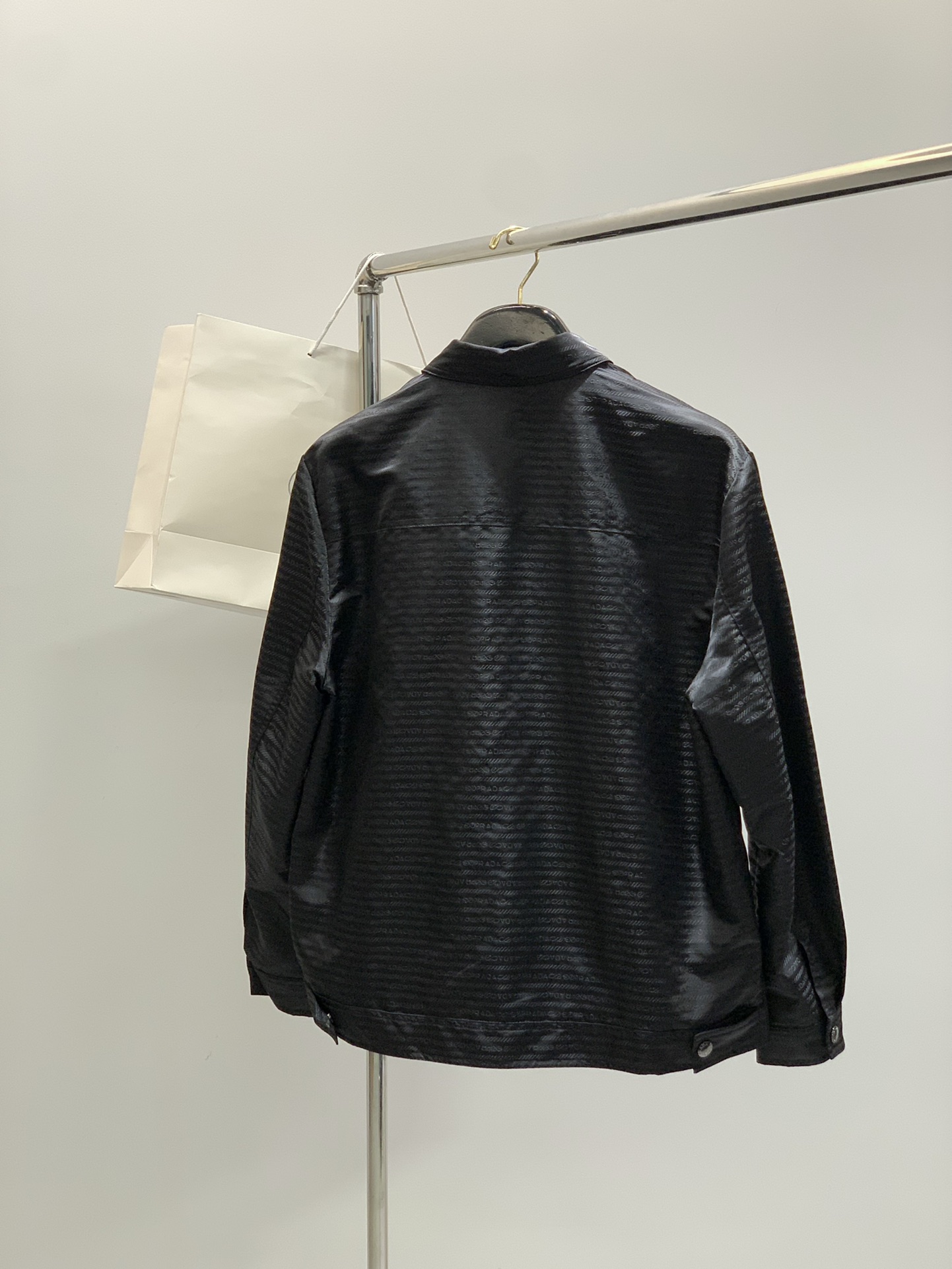 ，PRADA 普拉达，2025秋季最新品，专柜同步有售，时尚休闲夹克外套，进口原版面料，做工极为复杂，唯
