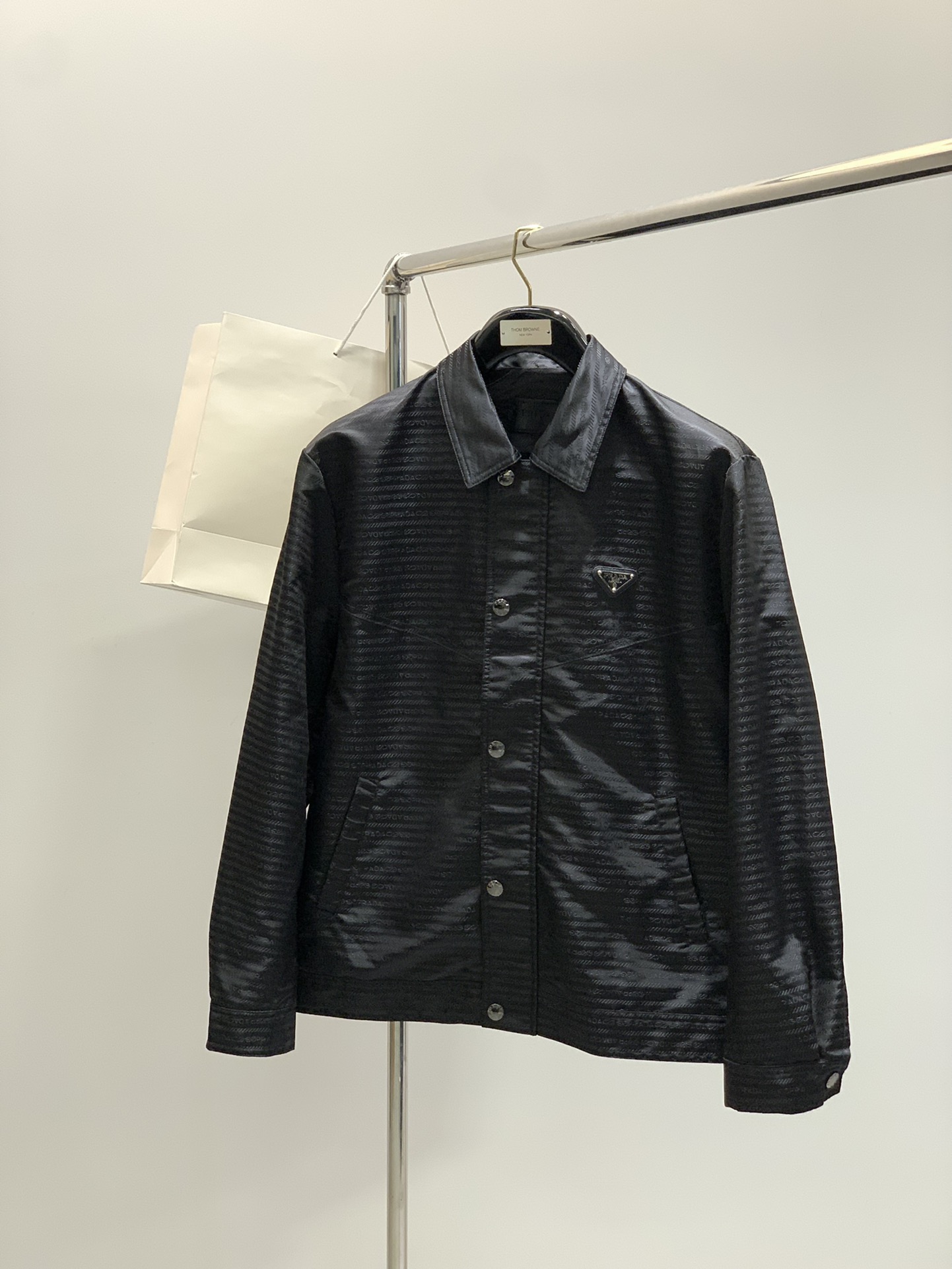 ，PRADA 普拉达，2025秋季最新品，专柜同步有售，时尚休闲夹克外套，进口原版面料，做工极为复杂，唯