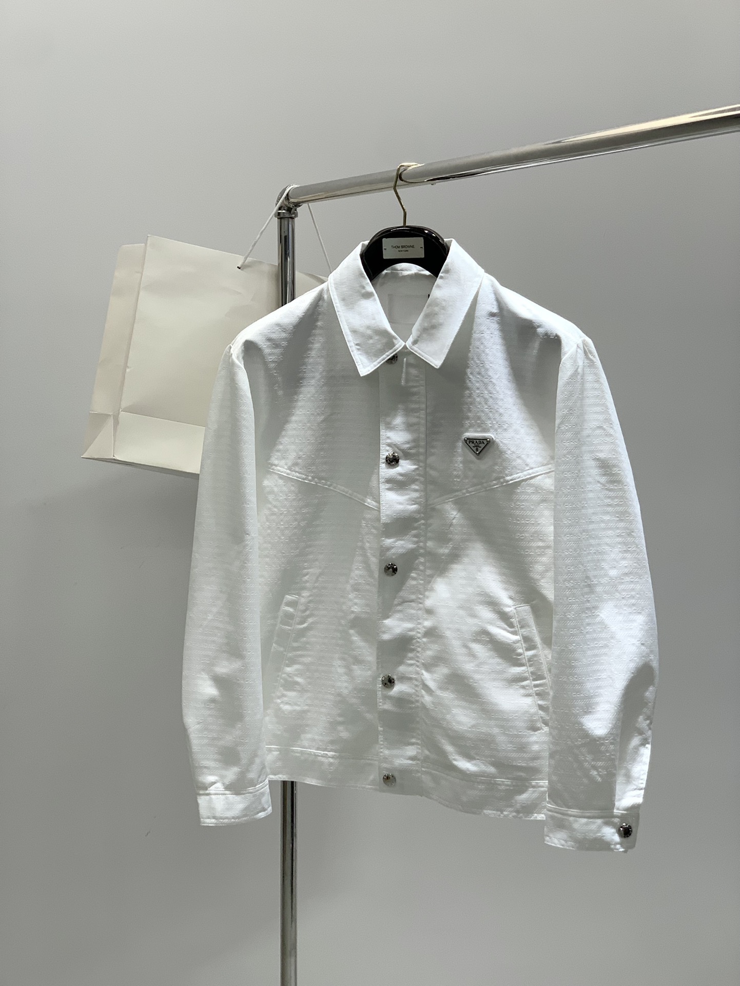 ，PRADA 普拉达，2025秋季最新品，专柜同步有售，时尚休闲夹克外套，进口原版面料，做工极为复杂，唯