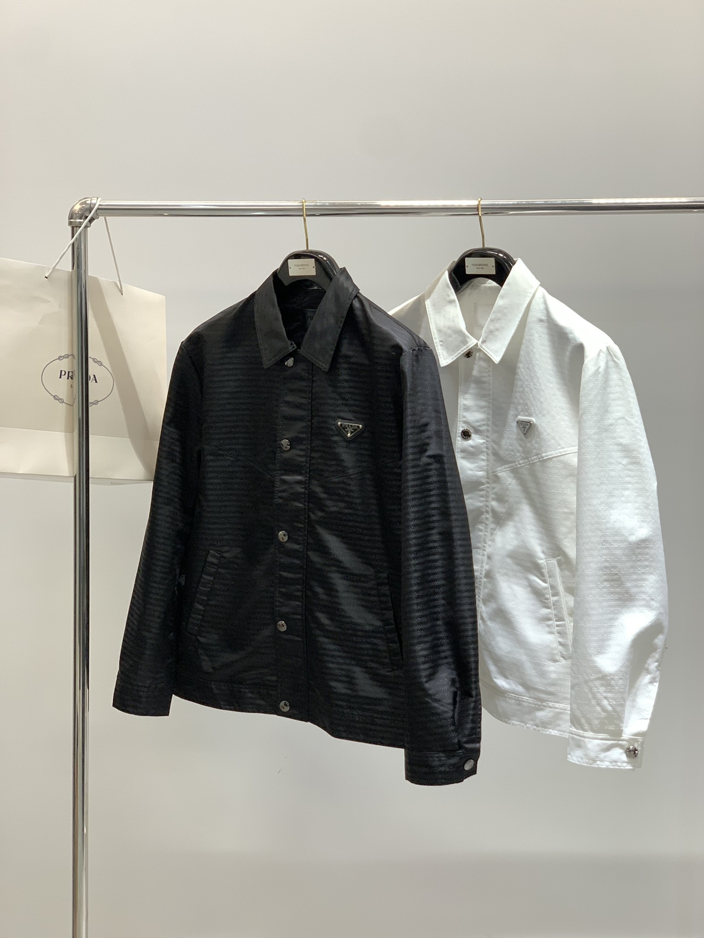 ，PRADA 普拉达，2025秋季最新品，专柜同步有售，时尚休闲夹克外套，进口原版面料，做工极为复杂，唯