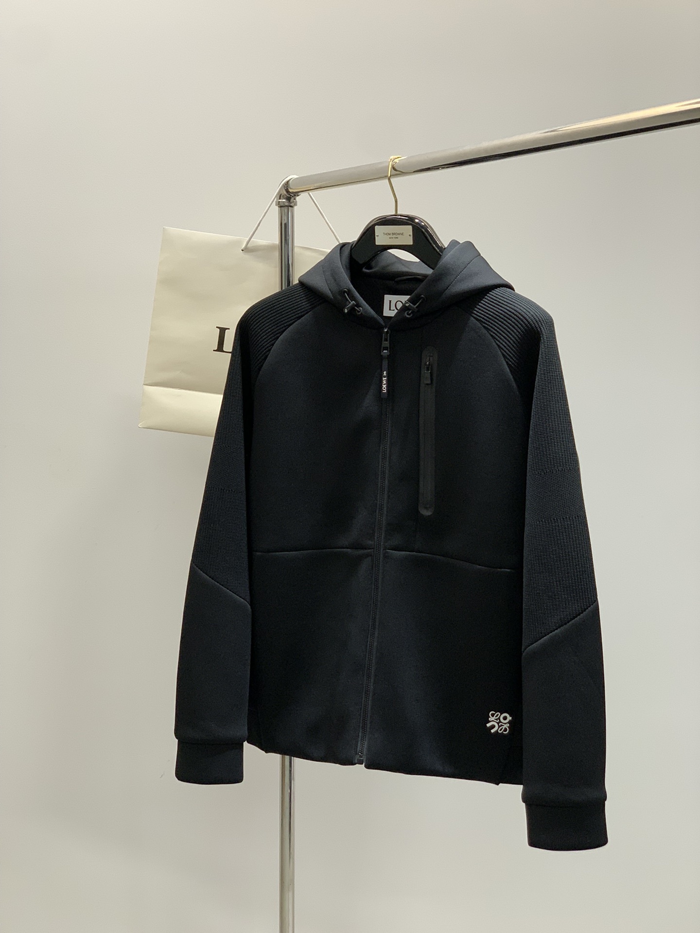 ，Loewe 罗意威，2025秋季最新款，专柜同步有售，原单狠货，时尚休闲连帽，上身很有特点！吸睛而有亮