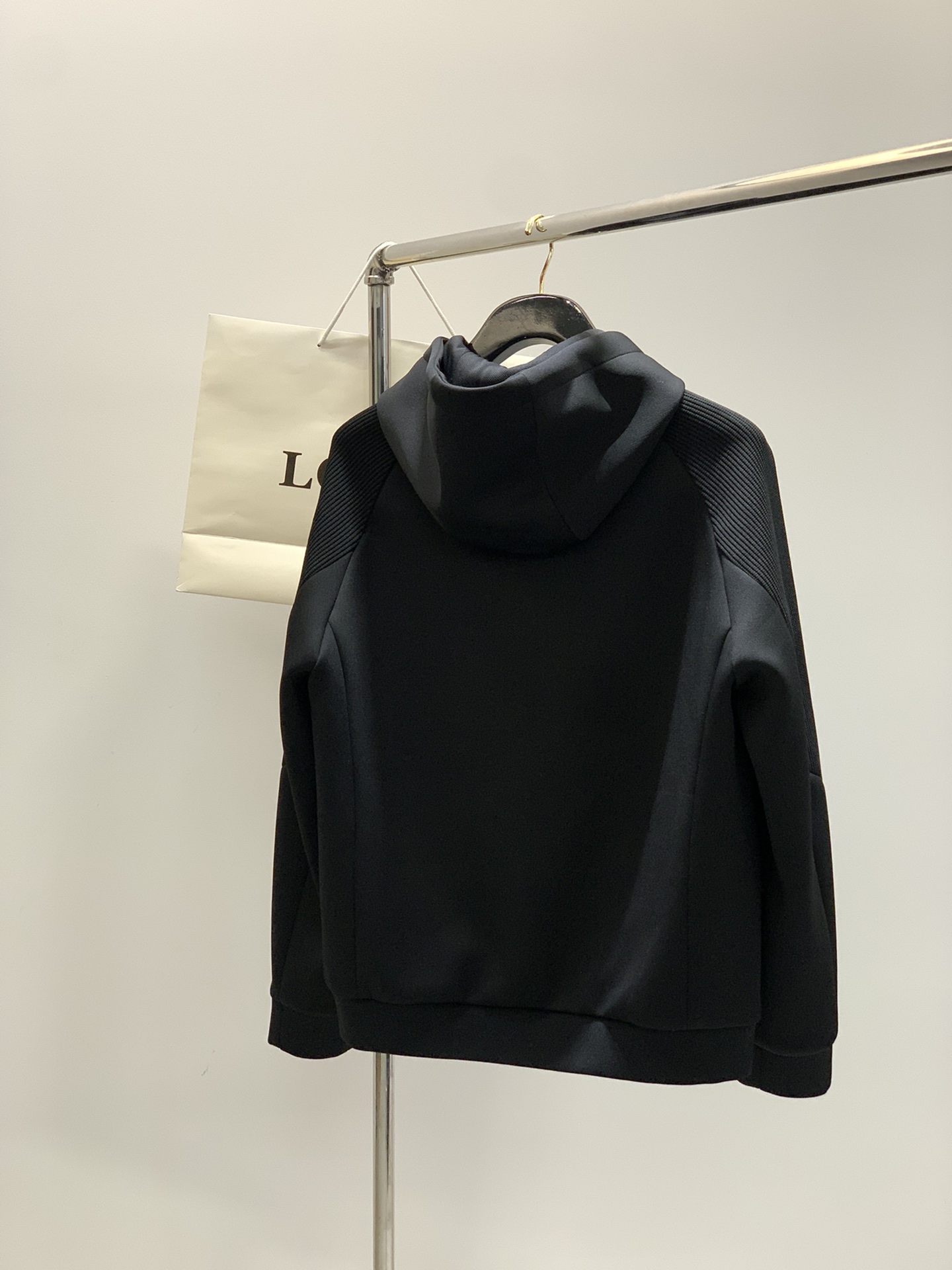 ，Loewe 罗意威，2025秋季最新款，专柜同步有售，原单狠货，时尚休闲连帽，上身很有特点！吸睛而有亮