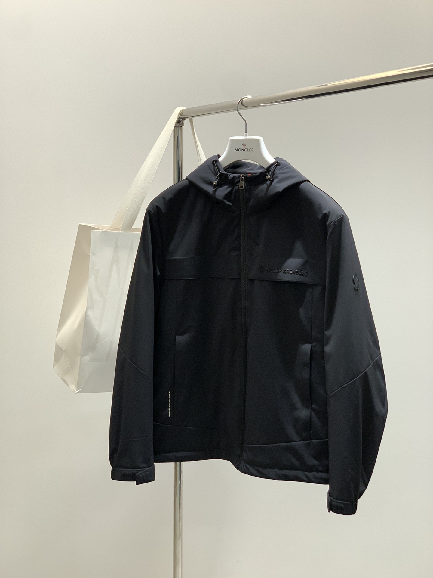，Moncler 蒙口，2025秋冬最新品，专柜同步有售，原单狠货，时尚休闲➕薄棉连帽夹克外套，上身舒适