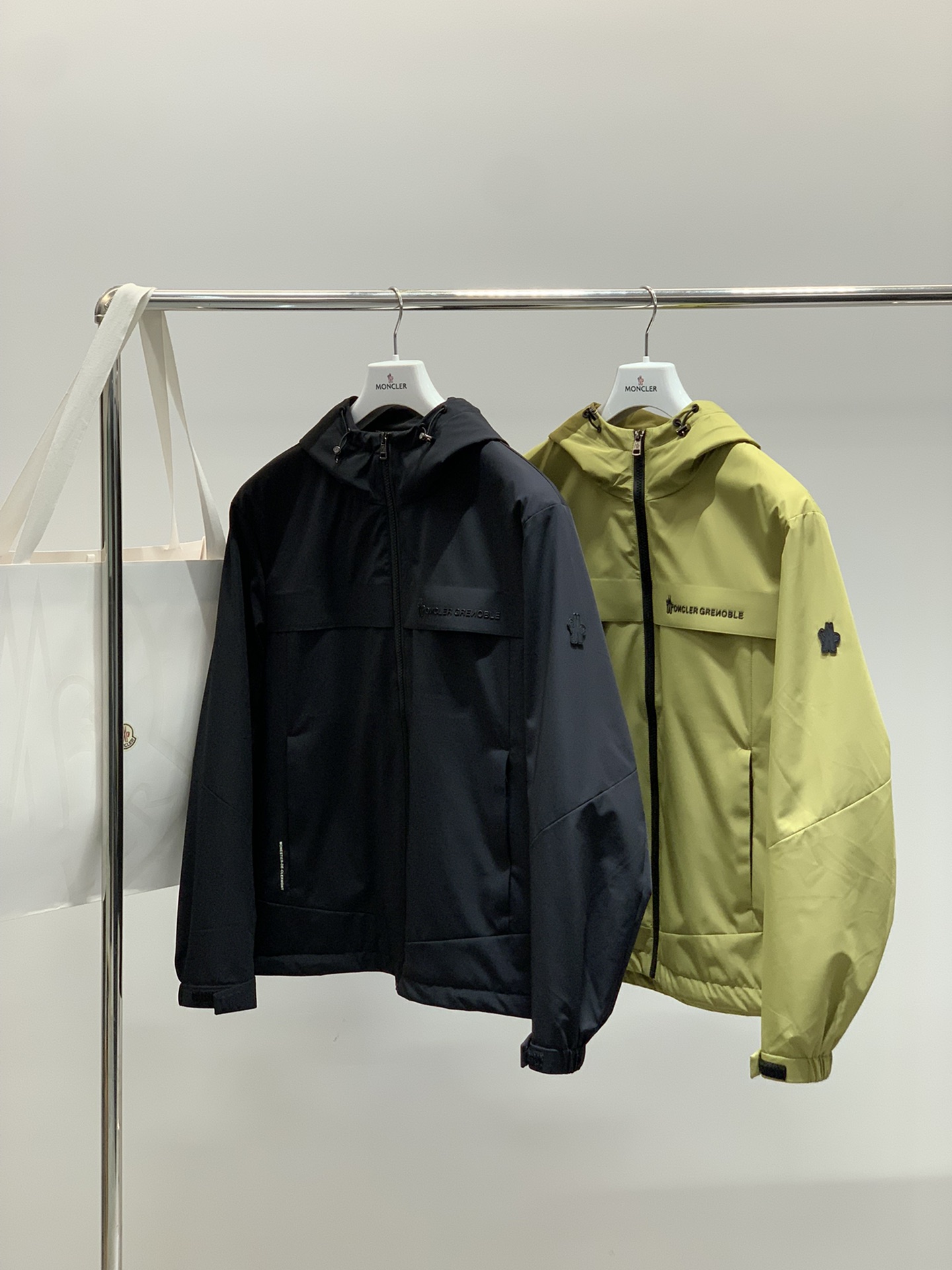 ，Moncler 蒙口，2025秋冬最新品，专柜同步有售，原单狠货，时尚休闲➕薄棉连帽夹克外套，上身舒适