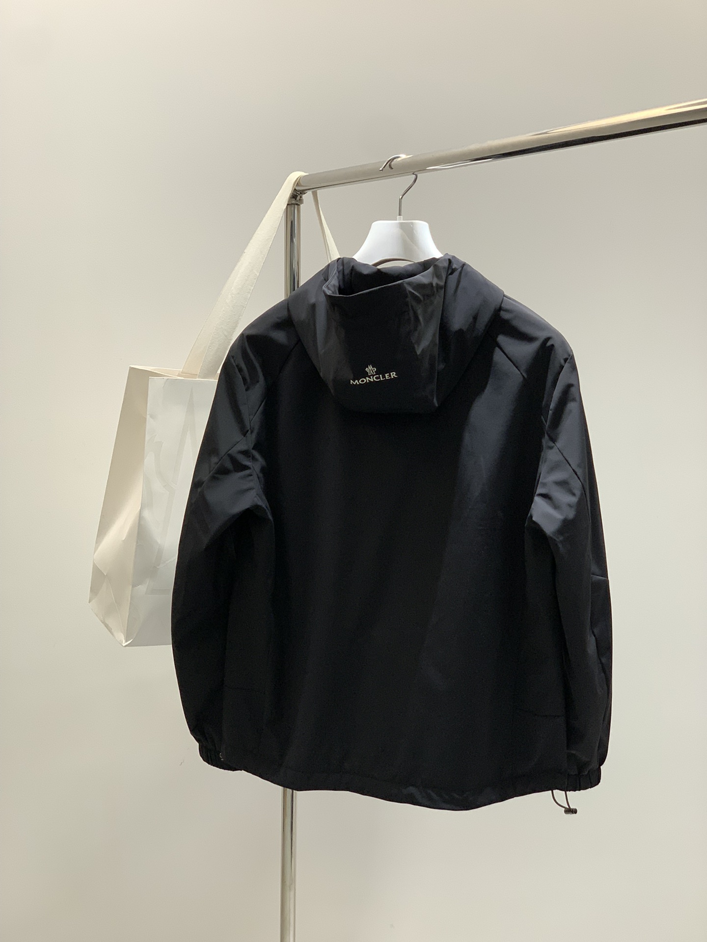 ，Moncler 蒙口，2025秋冬最新品，专柜同步有售，原单狠货，时尚休闲➕薄棉连帽夹克外套，上身舒适
