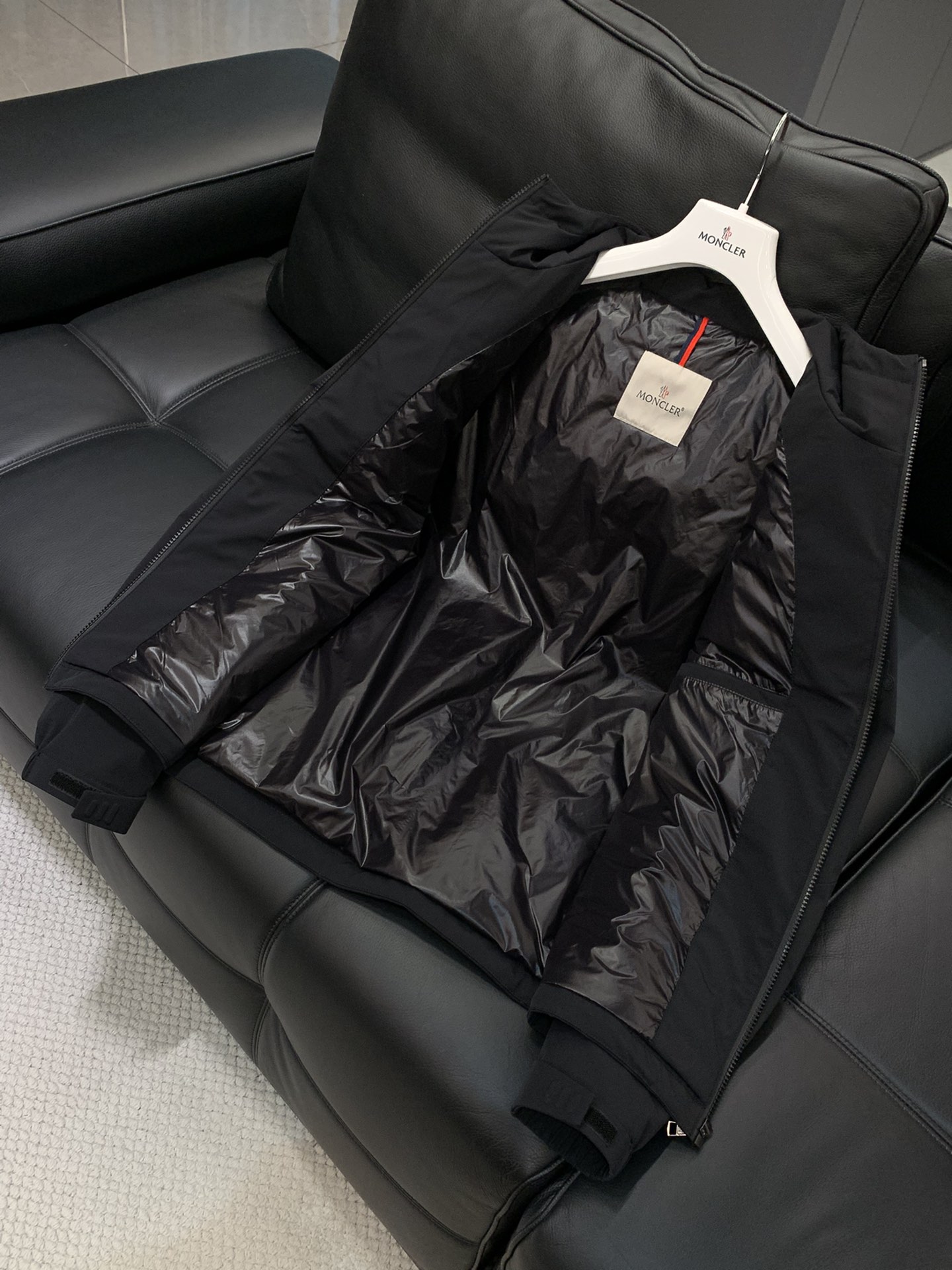 ，Moncler 蒙口，2025秋冬最新品，专柜同步有售，原单狠货，时尚休闲➕薄棉连帽夹克外套，上身舒适