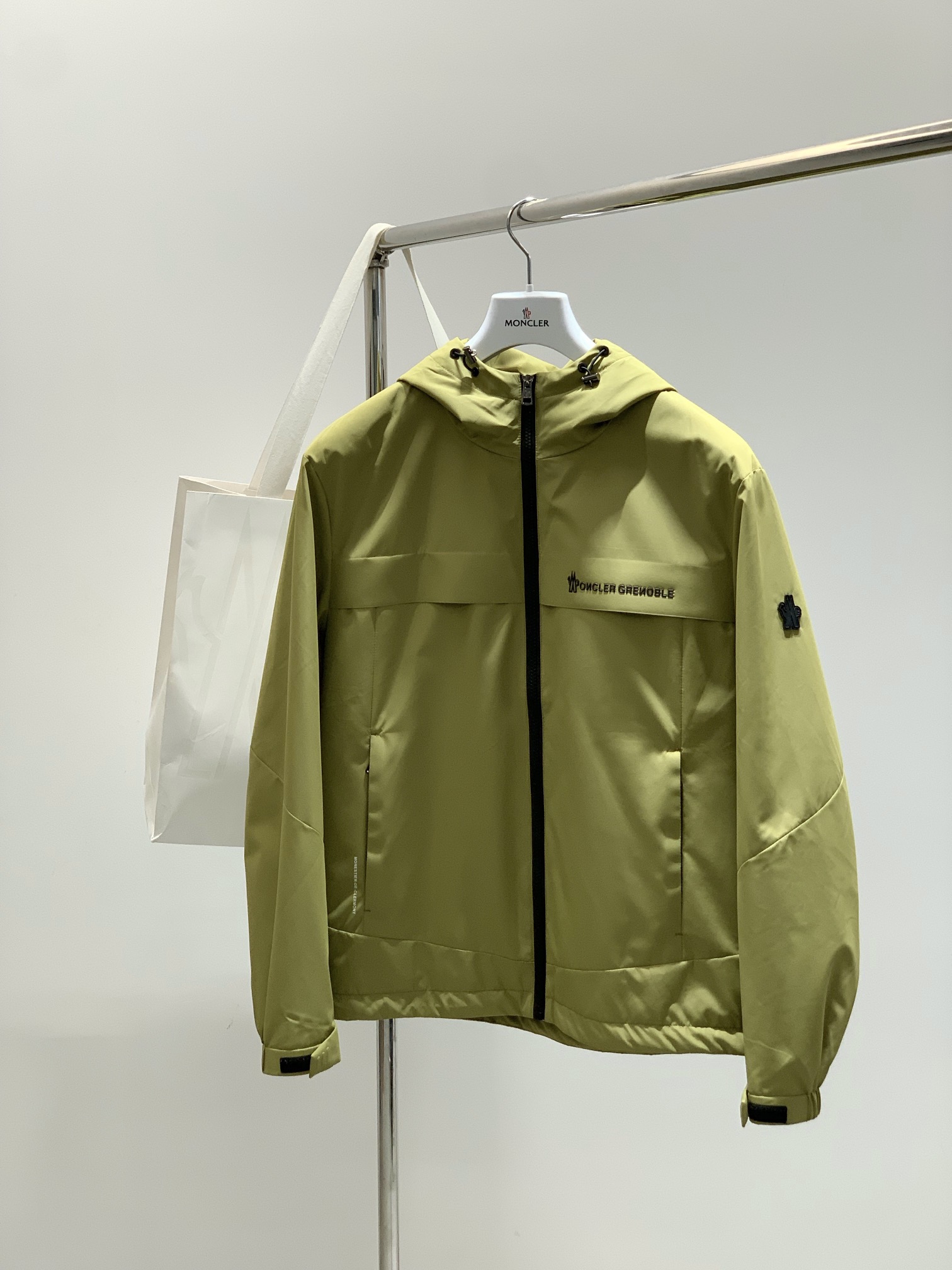 ，Moncler 蒙口，2025秋冬最新品，专柜同步有售，原单狠货，时尚休闲➕薄棉连帽夹克外套，上身舒适