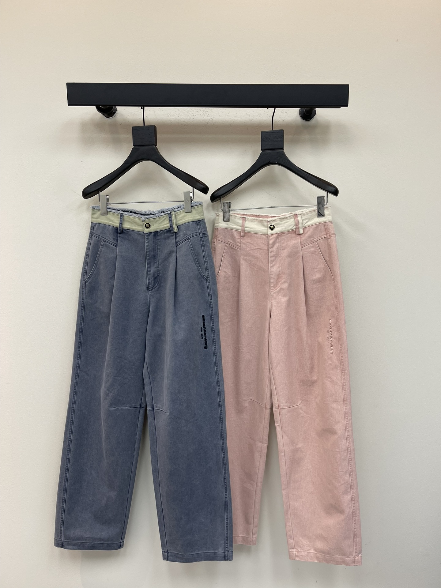 NO:490514,Alexanderwan*25 early autumn new breasted high-waisted carrot wide-leg trousers Customized YB twill cotton material Enzyme wash Cream pink and blue with just the right texture High-waisted wide-leg radish trousers style The trousers are decorated with flocculent decorations and are matched with white edge contrasting colors to create a free and cool style. Echoing the letter logo on the side of the legs, the brand design is cool and stylish, slack and fashionable, and the combination is more attractive to the high street SML, alexander wang19860909Alexanderwan*25早秋新款毛边高腰萝卜阔腿长裤 定制YB斜纹全棉材质 酵素水洗 质感恰到好处的奶油粉色和蓝色 高腰阔腿萝卜长裤版型 裤头以不包边絮状装饰点缀 配合白边撞色 打造自由飒爽的风格魅力 与腿侧字母徽标呼应 展示品牌设计酷飒有型 松弛不失时髦感 搭配更具高街魅力 SML,,alexander wang,Women's clothing