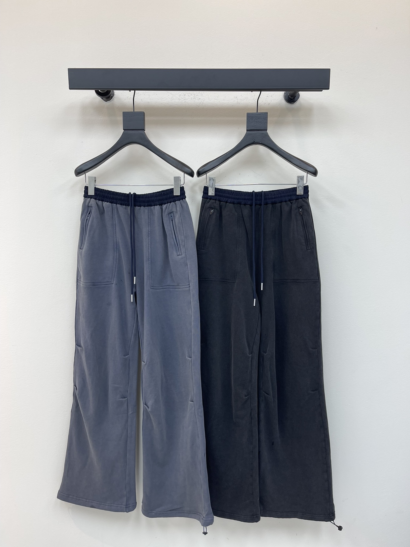 NO:490521,Miumi*25 early autumn new drawstring pleated straight casual pants, washing process, versatile colors, high-end custom style, full of high-end and casual visual feast, a versatile item that must be bought in all seasons, customized fabrics, great texture, goddess must be used in the artifact!  The style is versatile and not picky. It stretches the line proportions and makes the upper body beautiful!  Workmanship quality depends on details SML, miumiu, alexander wang19860909Miumi*25早秋新款抽绳褶皱直筒休闲裤 洗水工艺 颜色百搭高级 定制款尽显高级随意感 视觉盛宴 四季必入的百搭单品 订制面料,质感巨好,女神必入神器！ 版型百搭不挑人 拉长线条比例 上身美的不要不要的！ 做工品质看细节 SML,,miumiu,alexander wang,Women's clothing