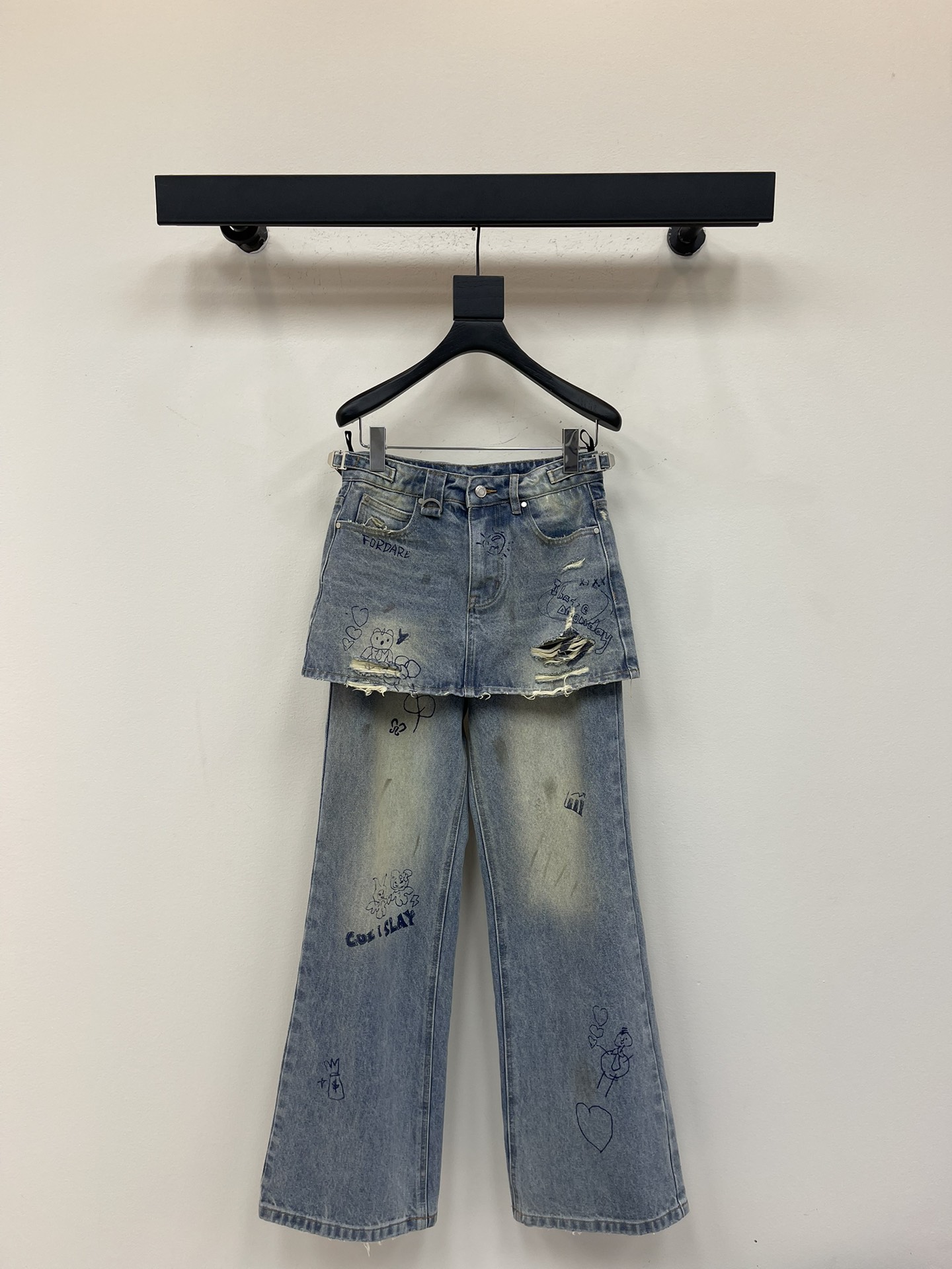 NO:490528,*25 new ballpoint pen graffiti denim skirt pants. Ballpoint pen graffiti children's fun pattern jeans skirt fake two-piece design, washing and graffiti, and old-fashioned craft. Fun ballpoint pen stain graffiti is embellished with layered fake two-piece skirt pants, combined with the dirt-making and old-fashioned craft with hole effect, rebellious and fashionable and dirt-resistant. SML, skirts, jeans, alexander wang19860909*25新款圆珠笔涂鸦牛仔裙裤.圆珠笔涂鸦童趣图案牛仔裤半裙假两件设计,水洗磨破做旧工艺.趣味圆珠笔渍涂鸦点缀于富有层次感的假两件裙裤,结合带有破洞效果的做脏做旧工艺,反叛时尚又耐脏.SML,,skirts,jeans,alexander wang,Women's clothing