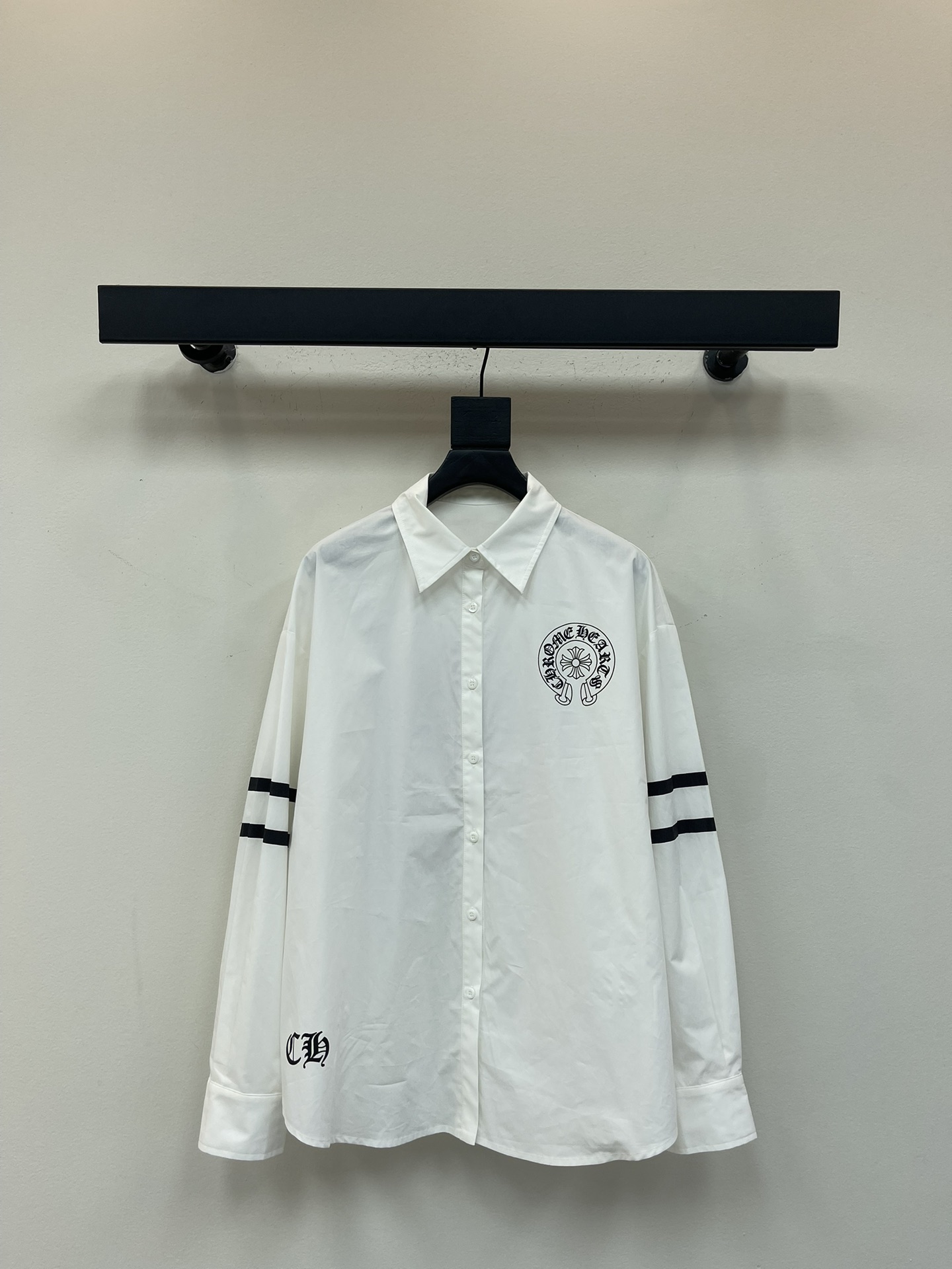 NO:490535,*Croxin 25 early autumn new national flag printed long-sleeved shirt. Pure cotton fabric is breathable and comfortable. It is just right to wear in autumn, a shirt full of details. White and black print classic color, side sleeve stripes are decorated, and the national flag printing behind is particularly eye-catching. Loose style pure cotton fabric is super versatile and can be matched with a skirt!  SML, chrome hearts, skirts, shirts, alexander wang19860909*克罗心25早秋新款国旗印花长袖衬衫.纯棉面料透气舒适,秋天穿刚刚好,满是细节的一件衬衫.白色搭配黑色印花经典配色,侧边袖子条纹修饰,背后国旗印花特别吸睛,宽松版型纯棉面料,超级百搭,可搭配半裙！SML,,chrome hearts,skirts,shirts,alexander wang,Women's clothing