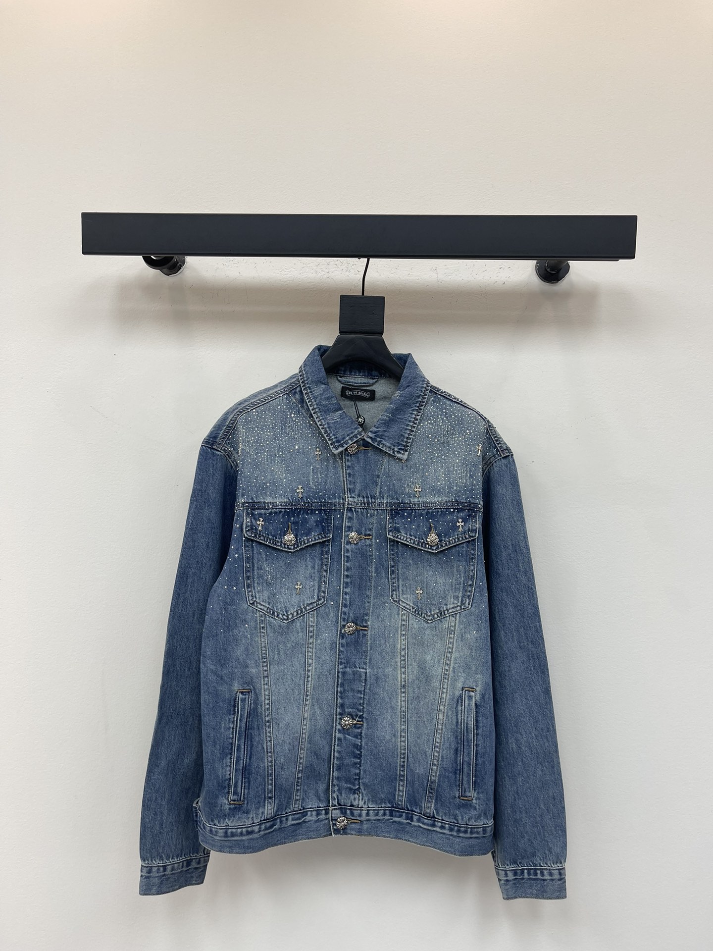 NO:492648,Crow Hearts full of star hot diamond embroidered letters made of worn and worn diamonds couples. It uses high-quality denim fabric washing process. After washing, the upper body is soft and comfortable, extremely delicate. It feels solid and lubricated and soft. It has the characteristics of the fabric without wrinkles, and the feel is invincible. The details are handled perfectly! SMLXL, chrome hearts, jackets & coats, alexander wang19860909克罗心满天星烫钻刺绣字母做旧磨破满钻情侣男女款牛仔外套 采用高质量牛仔面料水洗工艺,水洗之后上身柔软舒适,极其细腻 手感扎实润滑且柔软 拥有既织物不褶皱的的特性,手感无敌.细节处理完美! SMLXL,,chrome hearts,jackets & coats,alexander wang,Women's clothing