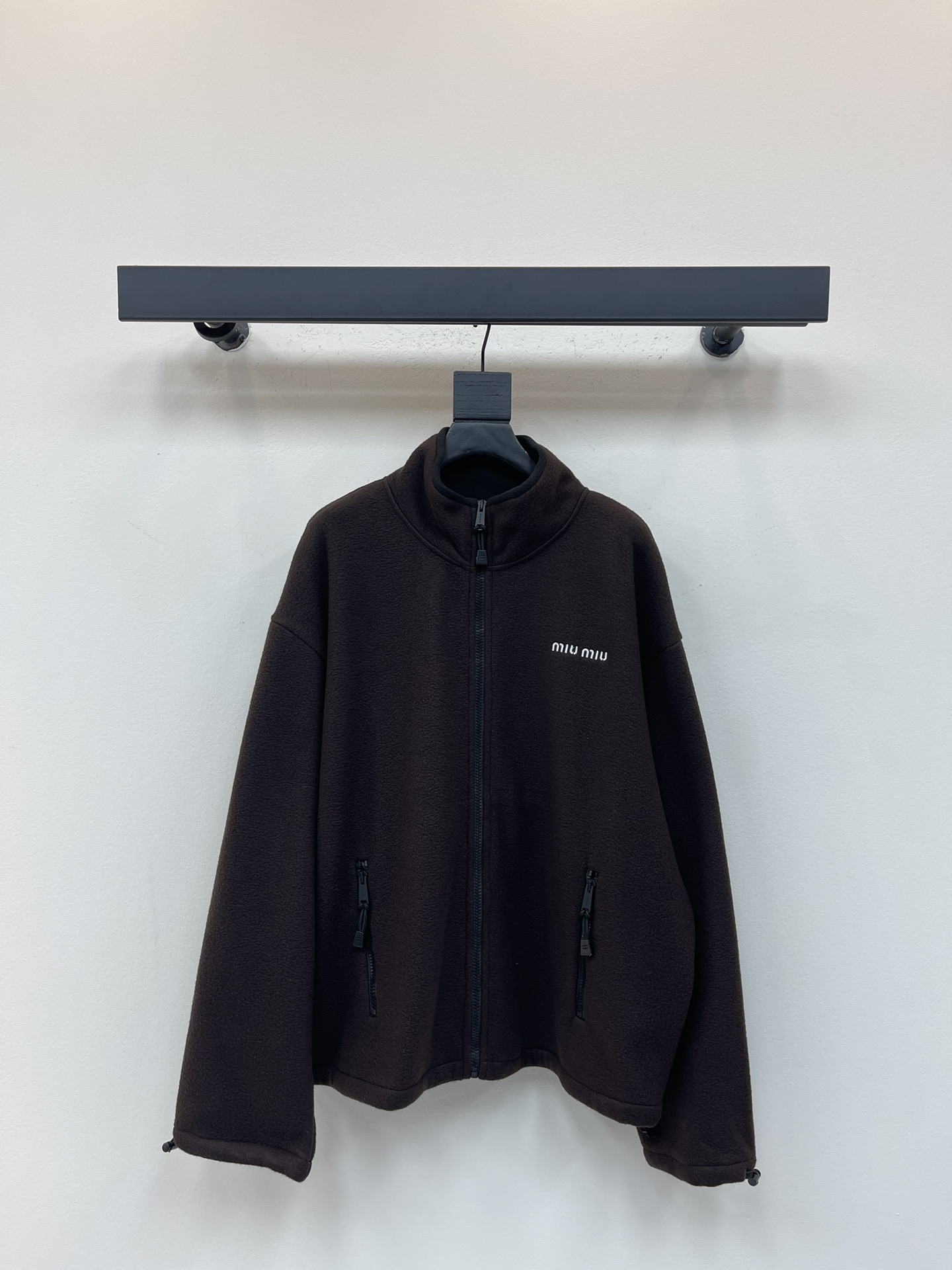 NO:490553,Miumi*25 early autumn new fleece zipper jacket. Fleece half-high collar zipper jacket, unique zipper logo, elastic buckle at the end of the zipper, adjustable waist. This fleece zipper jacket lapel black splicing, elastic buckle at the tail cuffs can be pulled and pulled. The fleece fabric is warm and thick but not heavy, side zipper opening and closing pocket design, loose style can be matched with a skirt in the same color. SML,,miumiu, skirts, jackets & coats,alexander wang19860909Miumi*25早秋新款摇粒绒拉链外套.摇粒绒半高领拉链外套,拉链独特徽标,衣尾有松紧扣可调节收腰.此款摇粒绒拉链外套翻领黑色拼接,衣尾袖口松紧扣可抽拉设计,面料摇粒绒保暖性强厚实但不厚重,侧边拉链开合口袋设计,宽松版型可搭配同色系半裙.SML,,miumiu,skirts,jackets & coats,alexander wang,Women's clothing