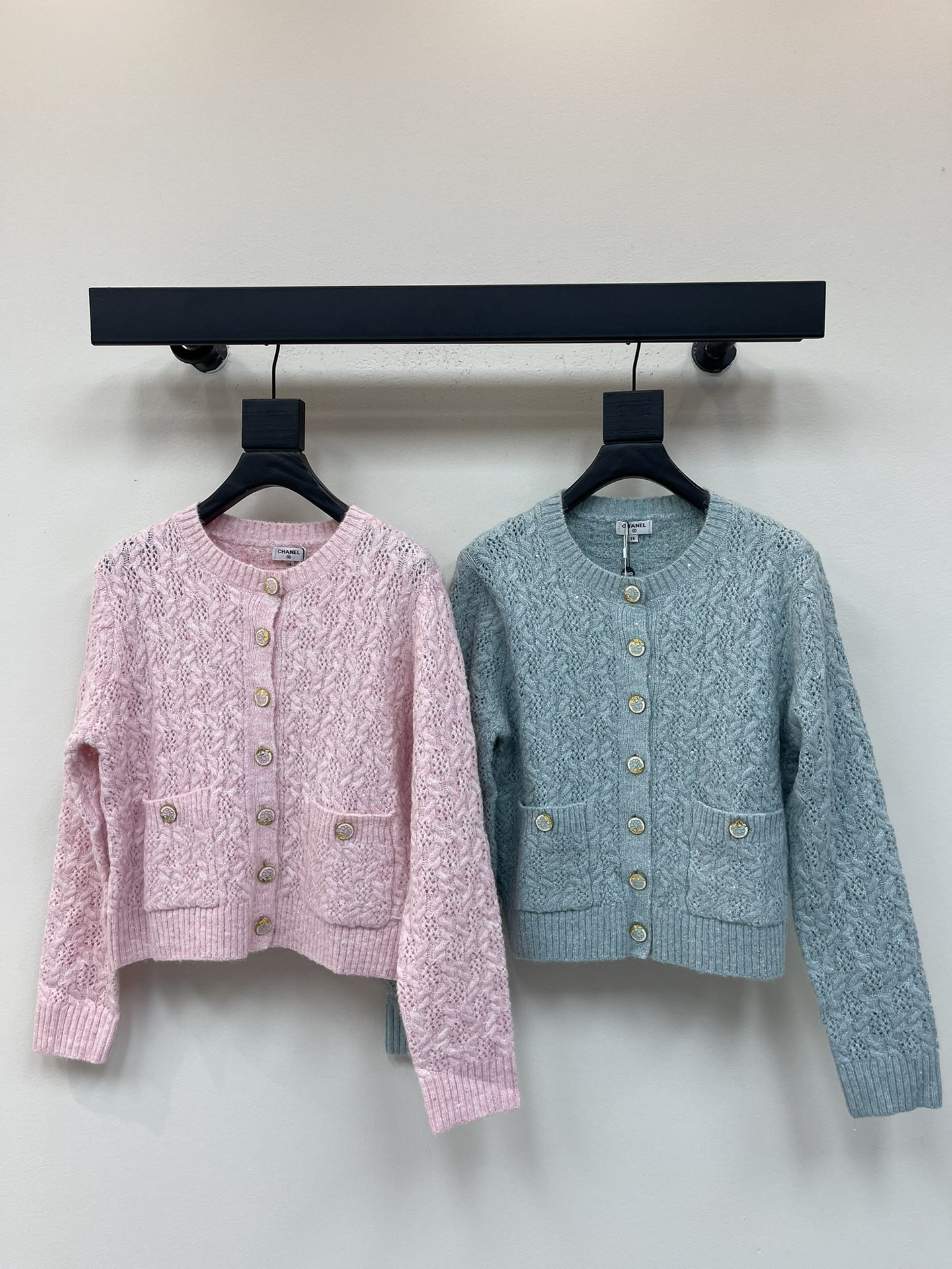 NO:490586,Chane*25 early autumn new hollow three-dimensional texture knitted cardigan custom YB cashmere yarn woven, high-quality texture, comfortable and soft, round neck knitted cardigan cut, full-dimensional three-dimensional color yarn grained and micro hollow texture, and then wrapped with threads to easily highlight the full-score details texture. Camellia round buckle is exquisite and stylish, refreshing and versatile three colors are available, making the outfit elegant and elegant style versatile. The regular shoulder style is inclusive of body shape and fashionable and casual SML, chanel, alexander wang19860909Chane*25早秋新款镂空立体纹理针织开衫 定制YB羊绒纱线织造 质感高级 舒适柔软 圆领针织开衫剪裁 通体立体彩色纱线颗粒感配合微镂空肌理 再以螺纹包边 轻松突出满分细节质感 山茶花圆扣精致有格调 清爽百搭三色可选 让穿搭优雅气质风格百搭 正肩常规版型 包容身形穿搭时髦休闲 SML,,chanel,alexander wang,Women's clothing