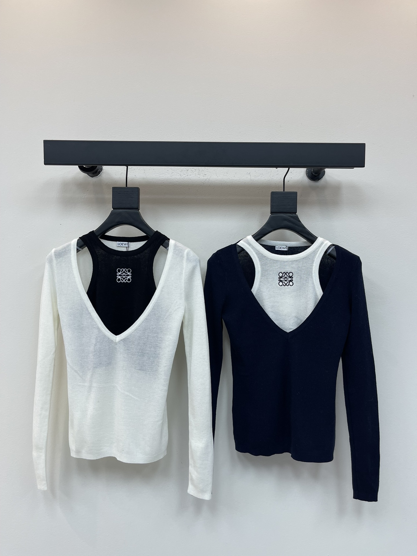 NO:490578,Loew*25 early autumn new contrasting color fake two-piece knitted long-sleeved top!  Customized wool yarn woven, comfortable and soft, full of elasticity, I-shaped white lining, V-neck long-sleeved fake two-piece style, the inner lining is exposed at the neckline, forming a color collision with the outer layer, rich design layering, totem logo embellishment on the chest, highlighting the brand's high-end style, the ready-to-wear is comfortable and elastic, adding a lively atmosphere to the outfit, without deliberate decoration, it can show the elegant and high-end brand tone, the slim fit style is smooth and slim, fashionable and fashionable!  SML, loewe,alexander wang19860909Loew*25早秋新款撞色假两件针织长袖上衣！定制羊毛纱线织造 舒适软糯 弹力十足 工字白色内衬外层V领长袖假两件版型 内里于领口露出 与外层形成颜色碰撞 设计层次感丰富 胸前位置图腾徽标点缀 彰显品牌高级格调 成衣舒适有弹力 为穿搭增添活泼气息 无需刻意加饰 即可彰显典雅高级的品牌调性 修身版型流畅显瘦 时髦洋气！SML,,loewe,alexander wang,Women's clothing