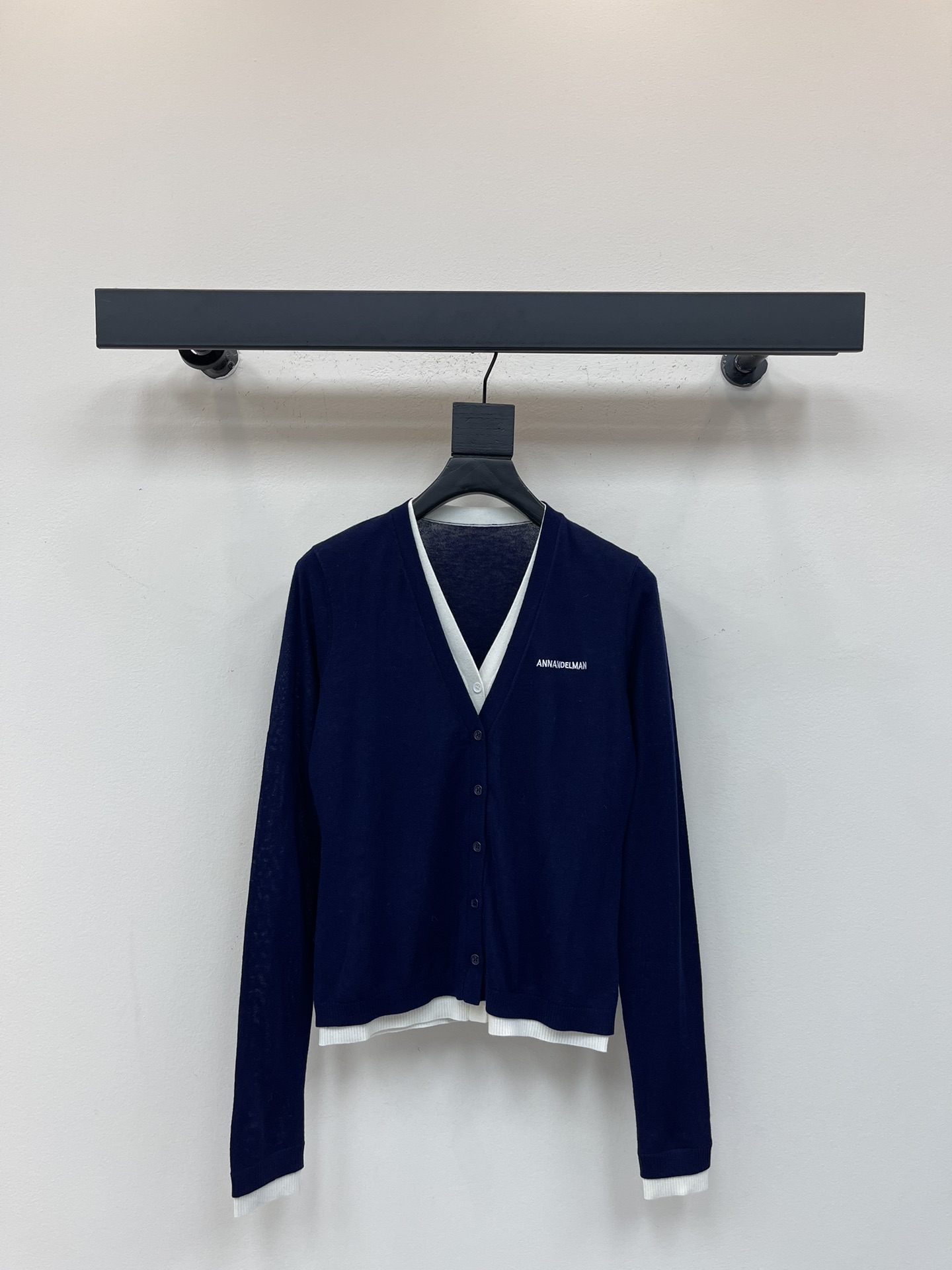 NO:490600,*25 early autumn new fake two-piece knitted v-neck cardigan. Thin knitted two-piece v-neck top, slim fit and slim fit, button closure. The knitted two-piece cardigan is made of dense knitted soft yarn, V-neck slim style, white inner layer, chest brand logo embroidery, a must-have top for hot girls. SML, alexander wang19860909*25早秋新款假两件针织v领开衫.薄款针织假两件v领上衣,修身版型显瘦,纽扣开合.针织假两件开衫采用柔软细纱线密集针织完成,v领修身款式,白色内搭,胸前品牌logo刺绣,辣妹必备上衣.SML,,alexander wang,Women's clothing