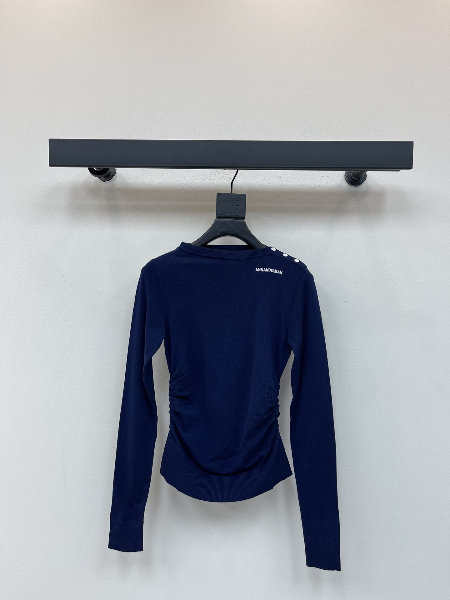 NO:490605,*25 early autumn new one-shoulder slanted shoulder sweater top. One-shoulder slanted shoulder sweater long-sleeved top, side buttons can be unbuttoned when wearing one-shoulder slanted shoulders carefully design, white logo embroidery highlights brand characteristics, waist pleated waist design shows figure, dense knitted elasticity, which is very suitable for autumn wear. SML, alexander wang19860909*25早秋新款一字肩斜肩针织衫上衣.一字肩斜肩针织衫长袖上衣,侧标纽扣可解开当一字肩穿小心机设计,白色徽标刺绣彰显品牌特征,腰间褶皱收腰设计显身材,密集针织有弹性,太适合秋天穿了.SML,,alexander wang,Women's clothing