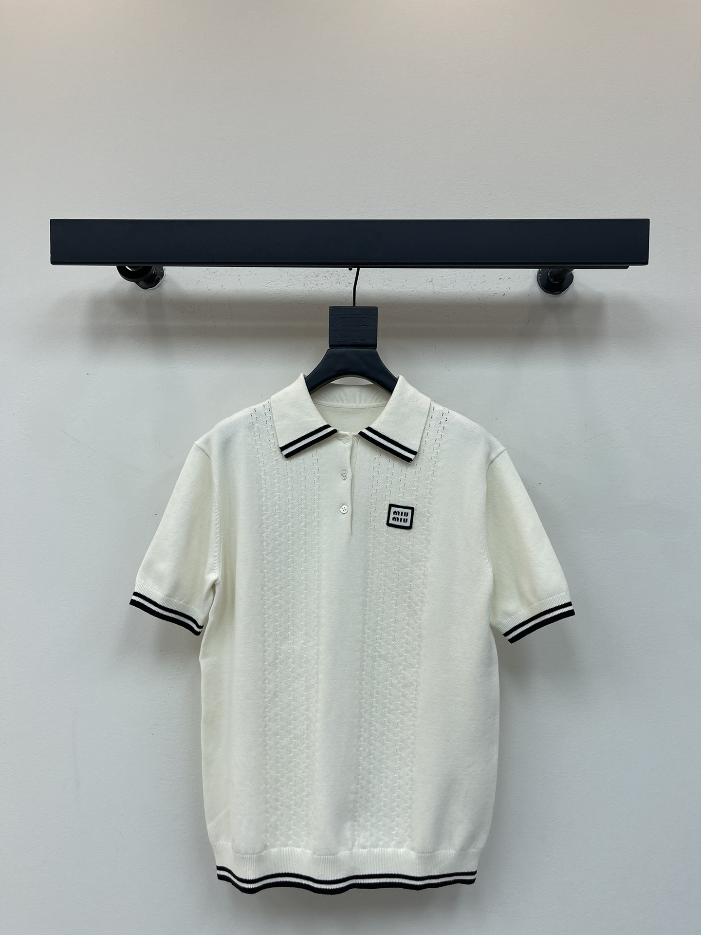 NO:490506,Miumi*25 early autumn new college style POLO collar normal short-sleeved knitted top. This college style cotton knitted Polo shirt highlights the unique personality of MIU MI*, casual and a bit literary and comfortable. The square style and rib knitted trim present a delicate contrast effect, while the inlay logo highlights the classic style. The regular style is extremely inclusive and easy to control everyday commuting. SML, miumiu, T-shirt, alexander wang19860909Miumi*25早秋新款学院风POLO领正常款短袖针织上衣.这款学院风棉质针织Polo衫彰显MIU MI*别具一格的个性,随性又有点文艺舒适.方正版型和罗纹针织饰边呈现精致的对比效果,而嵌花徽标则彰显经典格调.常规版型包容性极强~日常通勤都好驾驭.SML,,miumiu,T-shirt,alexander wang,Women's clothing