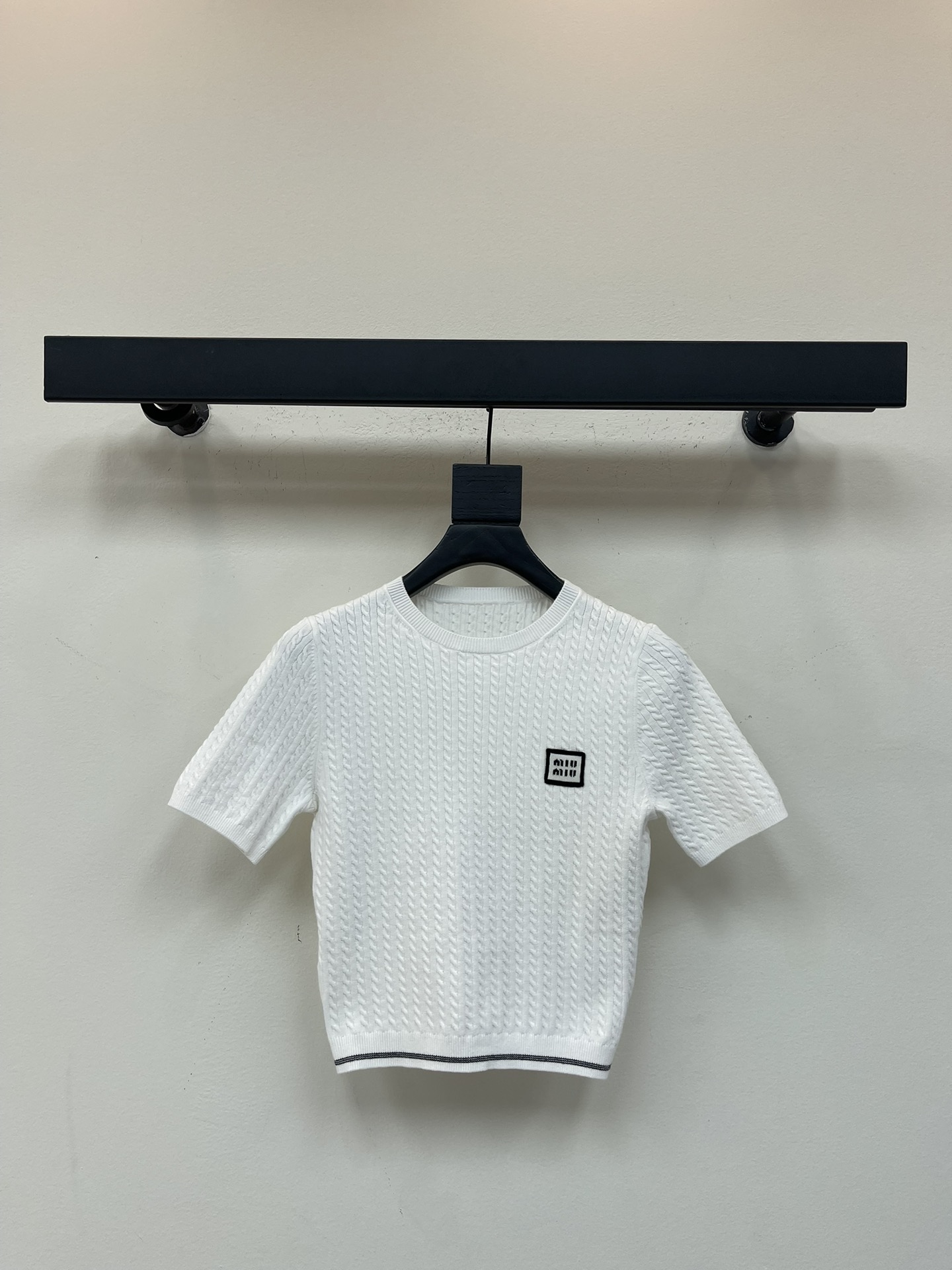 NO:490495,Miumi*25 early autumn new logo knitted short sleeves. Classic wheat ears and twisted texture, visible texture, soft texture is elastic, brand logo embroidery on the chest, hem striped pattern, ribbed round neck neckline, elastic style can be matched with skirts in the same series. SML,,miumiu, skirts, T-shirt, alexander wang19860909Miumi*25早秋新款徽标针织短袖.经典麦穗麻花纹理,肉眼可见的质感,柔软的质地富有弹性,胸前饰有品牌标识徽标刺绣 下摆饰条纹图案 罗纹圆领领口 弹力版型 可搭配同系列半裙.SML,,miumiu,skirts,T-shirt,alexander wang,Women's clothing