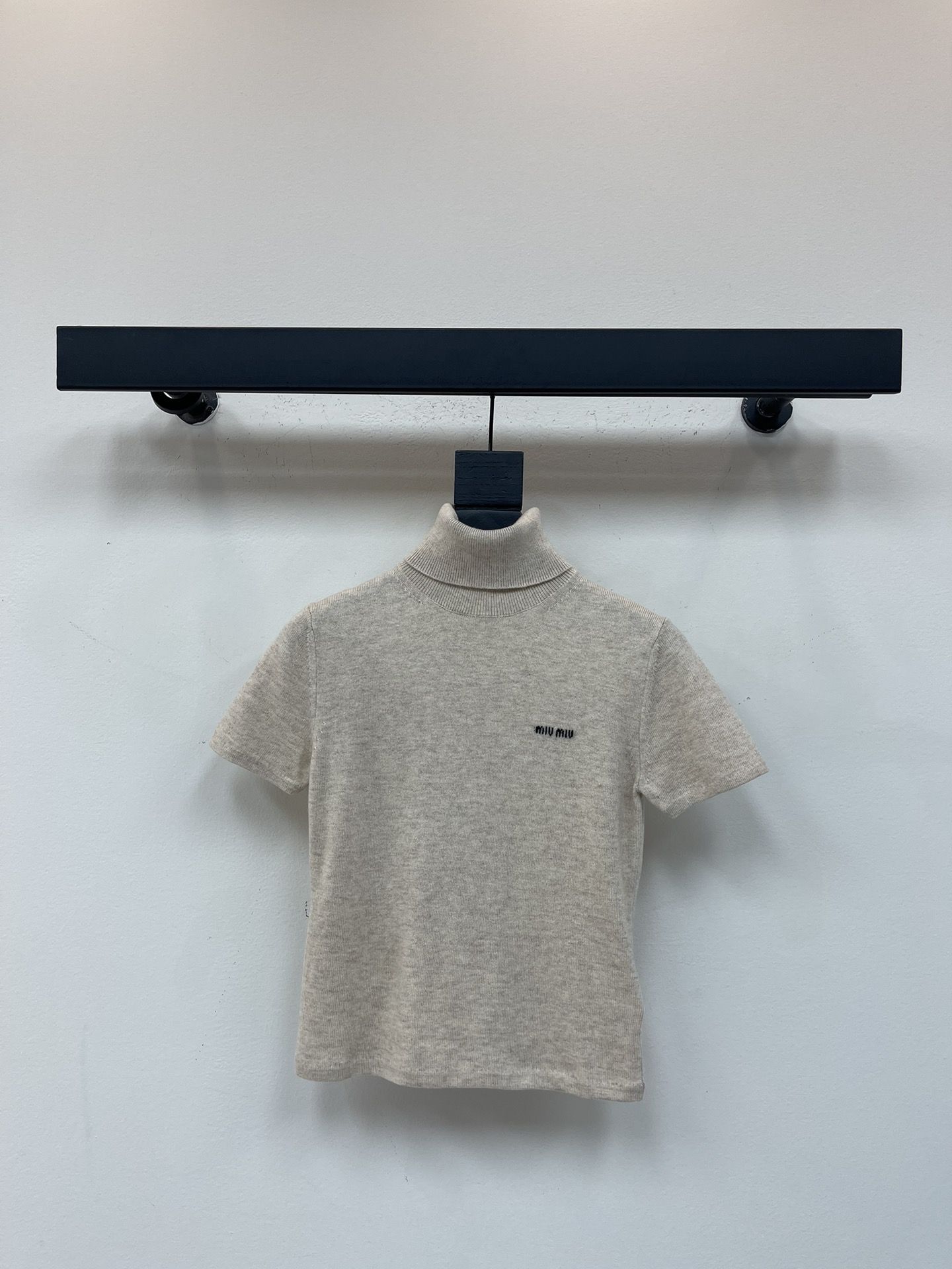 NO:490511,Miumi*25 early autumn new cashmere turtleneck knitted short-sleeved sweater. This soft cashmere sweater combines smooth lines and modern style. Its versatile silhouette adapts to bold layering, evoking a new elegant femininity. SML, miumiu, sweaters, T-shirt, alexander wang19860909Miumi*25早秋新款羊绒高领针织短袖毛衣.这款柔软的羊绒毛衣结合流畅线条和现代风格.其多功能的廓形适应大胆的层次搭配,唤起一种新的高雅女性气质.SML,,miumiu,sweaters,T-shirt,alexander wang,Women's clothing