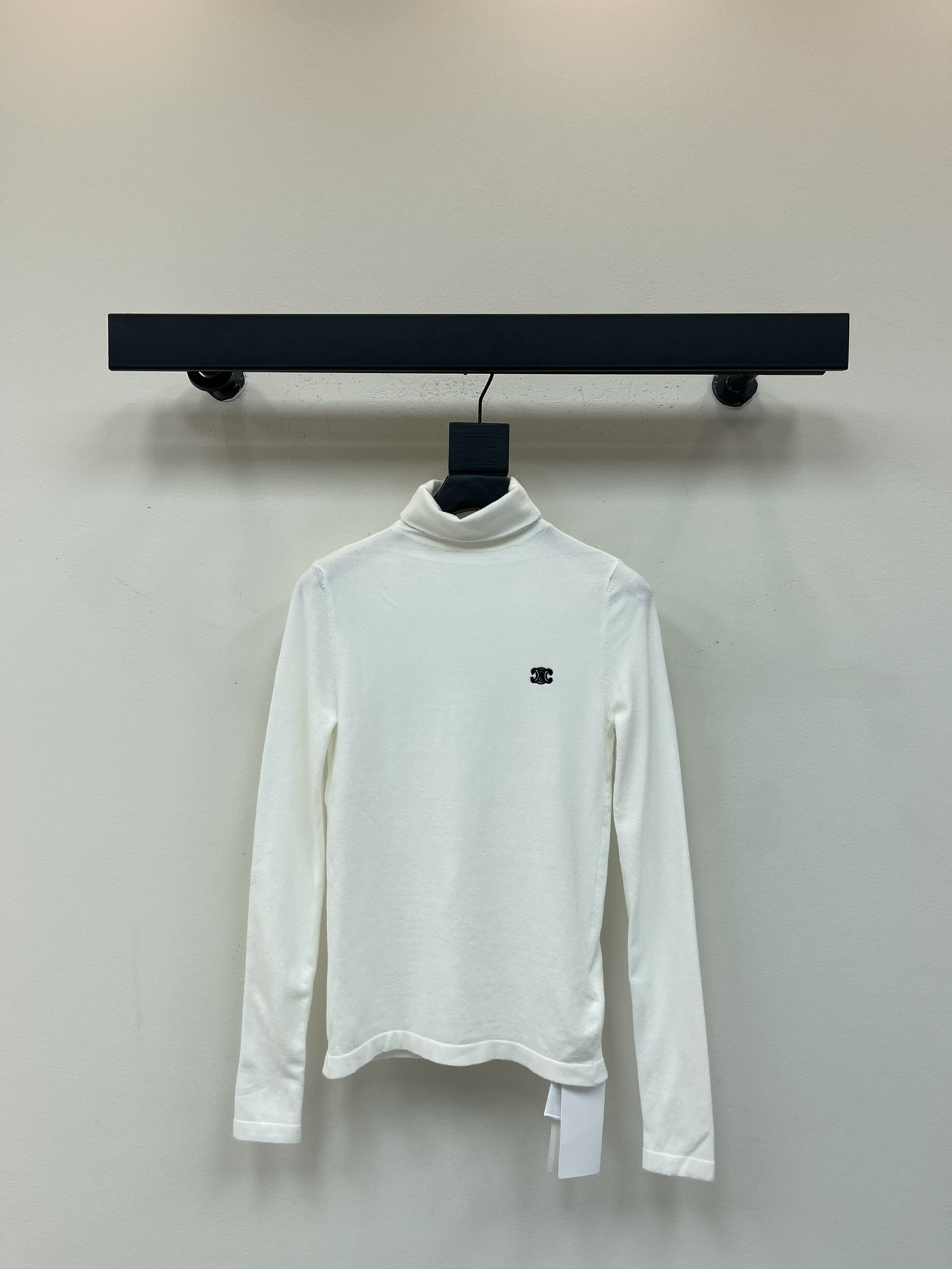 NO:489131,Celin*25 early autumn new slim Arc de Triomphe turtleneck base shirt customized YB imported silk cotton material comfortable texture full elasticity slim turtleneck base cutout slim turtleneck base cutout 1 side of the chest sewn contrasting Arc de Triomphe logo highlights the brand style, elastic and close-fitting, visually narrow and elongated, presenting a slim effect that highlights the beauty of women's curves. The inner wear is brilliant and fashionable SML, celine, alexander wang19860909Celin*25早秋新款修身凯旋门高领打底衫 定制YB进口丝绵材质 质感舒适 弹力十足 修身高领打底裁剪 胸口单侧缝制撞色凯旋门徽标 凸显品牌格调 弹性贴身感十足 视觉收窄拉长 呈现显瘦突出女性曲线美的效果 单穿内搭都出彩时髦 SML,,celine,alexander wang,Women's clothing