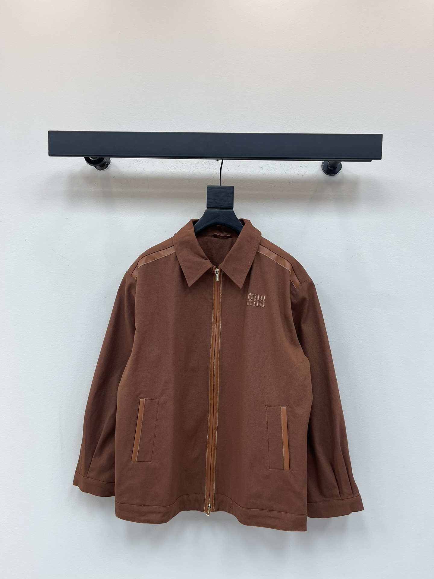 NO:492645,Miumiu Spring and summer latest style of leather decorative denim jeans with a series of shoulder-drops + this year's new elements trends. The handsome and crackly denim fabric spliced ​​with brown leather edges. The upper body is both handsome and cool. The positioned logo letter patch embroidery. Customized brown leather edge splicing. Three-dimensional tailoring is versatile and not picky. Any combination is a fashionable lady. Recommend a set of matching. One-color spot distribution and sales sml, miumiu, alexander wang19860909Miumiu 春夏最新款拼皮装饰牛仔一系列落肩+ 今年新元素风向 帅到炸裂的牛仔面料拼接咖色皮边 上身既帅气又很飒姐 定位的徽标字母贴布刺绣 定制的咖色皮边拼接 立体剪裁百搭不挑人 任意搭配都是时髦小姐姐 推荐一套搭配 一色现货分开发售sml,,miumiu,alexander wang,Women's clothing