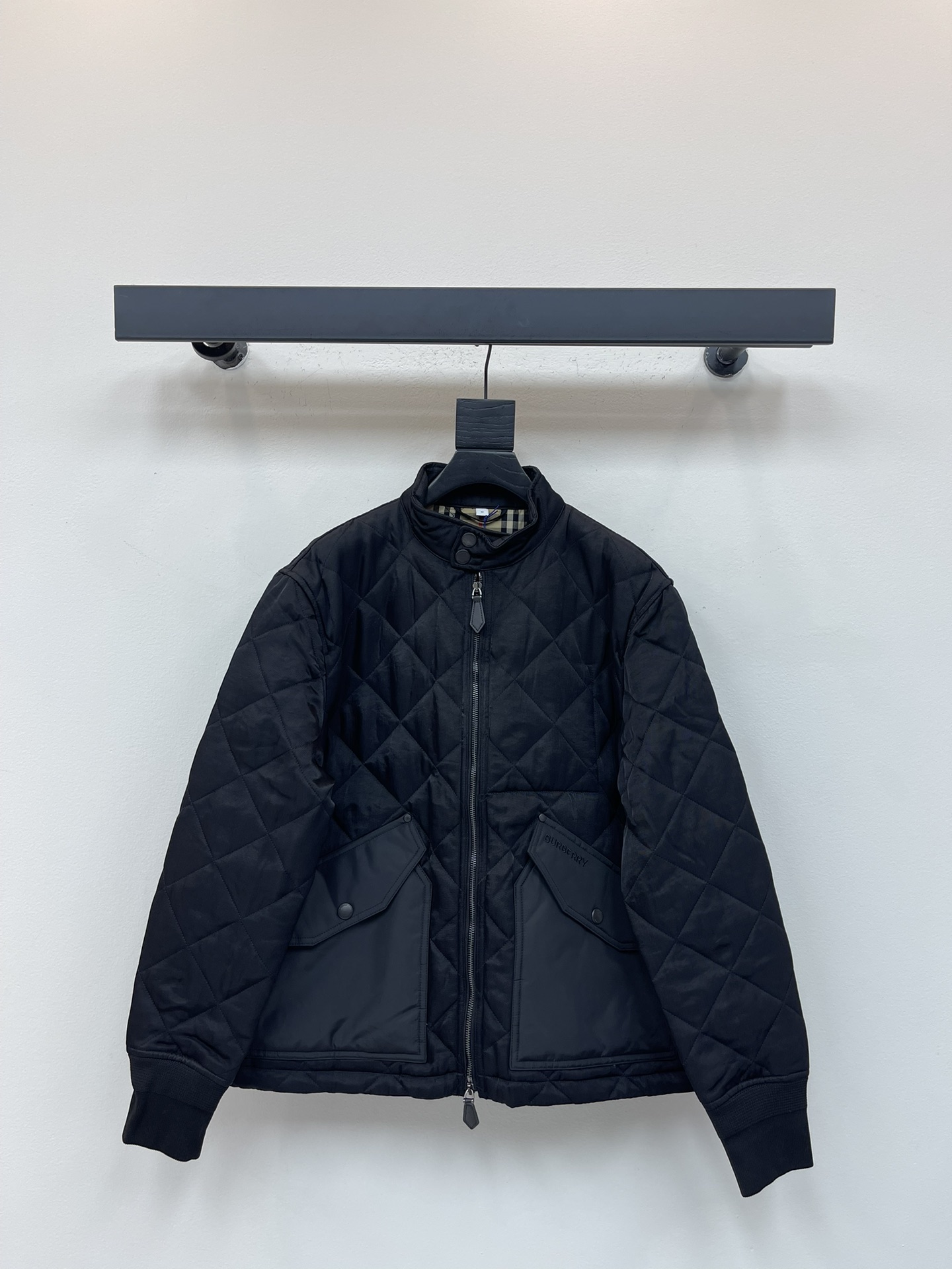 NO:490564,BURBERR*25 classic autumn and winter style stand-up collar quilted cotton jacket zipper coat black quilted cotton fabric khaki checked cotton lining stand-up collar and large pocket front design makes it look generous right bag cover logo embroidery seductively crafted high-quality texture regular style men and women same style black S-XL, burberry, jackets & coats, alexander wang19860909BURBERR*25秋冬经典款 立领绗线棉服拉链外套 黑色绗线棉质面料 卡其色格纹棉质内衬 立领和大口袋前置设计很显大方 右袋盖logo刺绣 精工制作 高级质感 常规版型 男女同款 黑色S-XL,,burberry,jackets & coats,alexander wang,Women's clothing