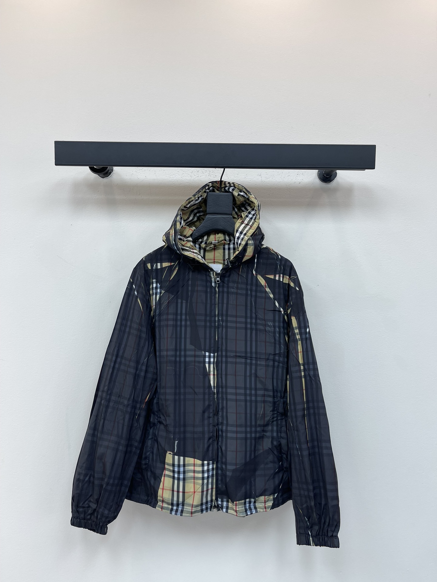 NO:490555,BURBER*25 classic autumn and winter style Hooded plaid zipper long sleeve jacket Ink-wash contoured cotton fabric Lined khaki plaid cotton fabric Ink-wash type press-wash washing process Hat mouth Lower foot elastic snap-up windproof design Seiko high quality Regular version SML, burberry, jackets & coats,hats,alexander wang19860909BURBER*25秋冬经典款 连帽格纹压褶拉链长袖外套 水墨暗格棉质面料 内衬卡其格纹棉质面料 水墨式压褶洗水工艺 帽口 下脚口松紧卡扣防风设计 精工制作 高级品质 常规版型 男女同款 SML,,burberry,jackets & coats,hats,alexander wang,Women's clothing