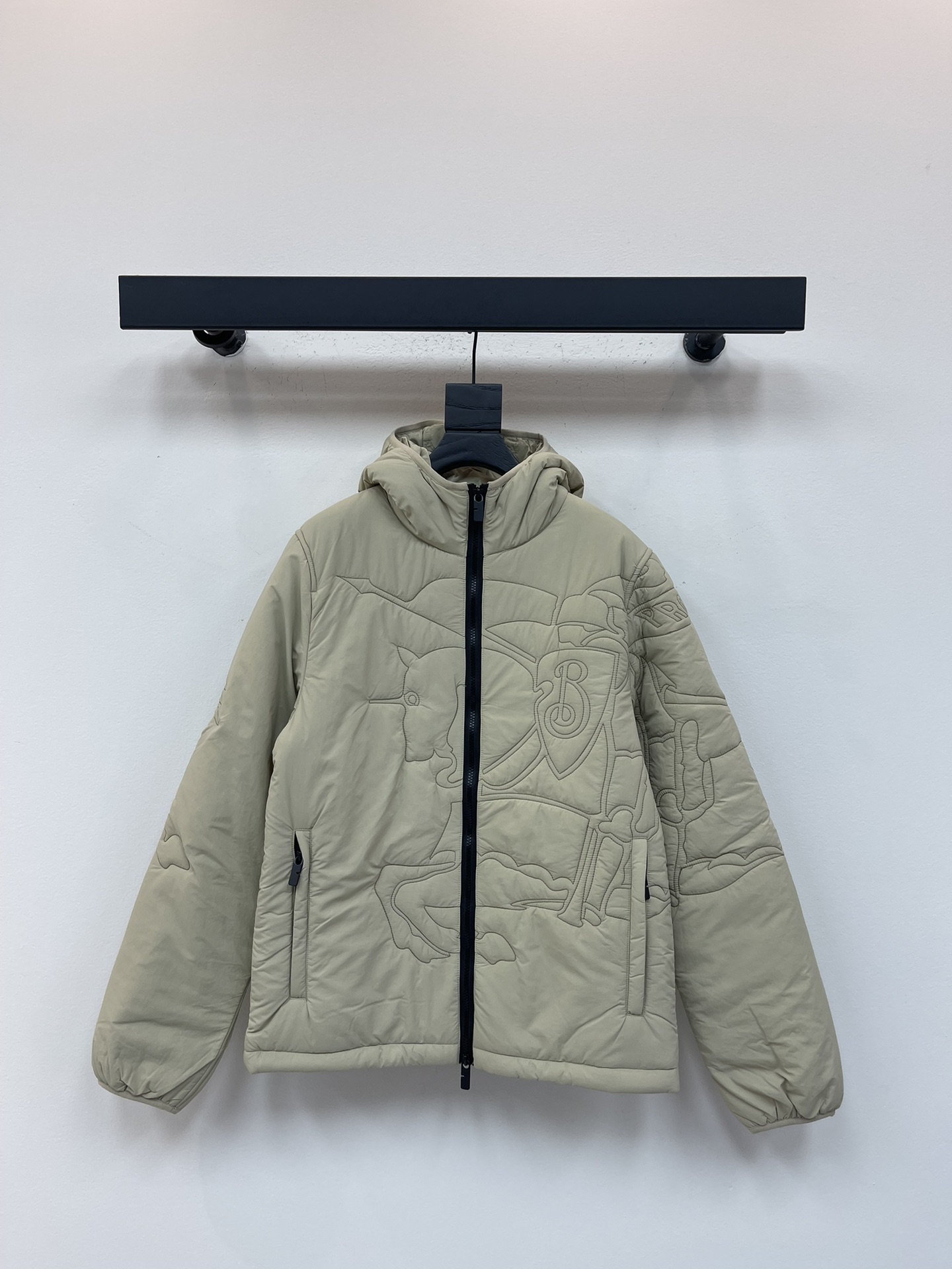 NO:490572,Burberr*25 autumn and winter new embossed hooded long-sleeved cotton jacket, full of classic brand logo patterns, elastic elastic hand sleeve hem, black placket zipper opening and closing design, classic tailoring style, same style for men and women, not picky for people wearing Size S-XL, burberry, jackets & coats, hats, alexander wang19860909Burberr*25秋冬新款压花连帽长袖棉服外套,满身经典品牌logo花纹,弹力松紧带手袖下摆,黑色门襟拉链开合设计,经典剪裁版型 ,男女同款 不挑人穿 尺码S-XL,,burberry,jackets & coats,hats,alexander wang,Women's clothing