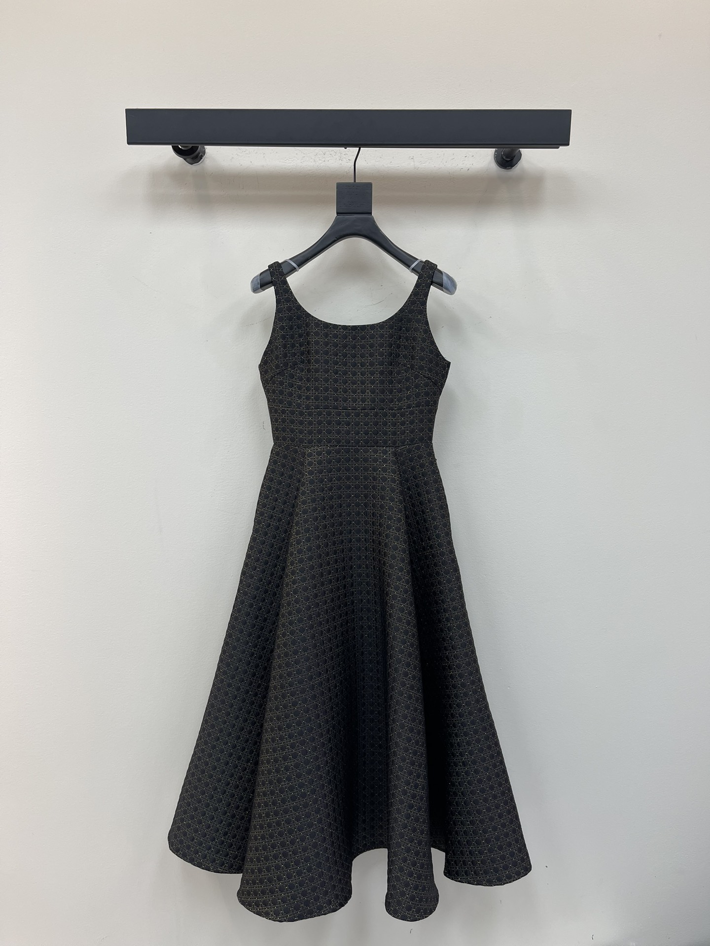 NO:492652,Dior's latest autumn and winter black and gold bow-tie waist-back suspender dress, plaid quilting technical fabric, waist-hugging large A-skirt tailoring design reduces age-reducing girlish style, elegant temperament and charming, versatile and fashionable and high-end, every girl's wardrobe must have a skirt that can attend various occasions at any time. 3D three-dimensional tailoring style is versatile and not picky. Recommend a set of matching. SML, dior, skirts, alexander wang19860909Dior 秋冬最新款黑金蝴蝶结点缀后腰吊带连衣裙 戴妃藤格纹绗缝技术面料 收腰大A裙摆剪裁设计减龄少女风 优雅气质又迷人 百搭时髦又高级 每个女生衣橱必备一条随时出席各种场合的裙子 3D立体剪裁版型百搭不挑人 推荐一套搭配 一色现货发售sml,,dior,skirts,alexander wang,Women's clothing