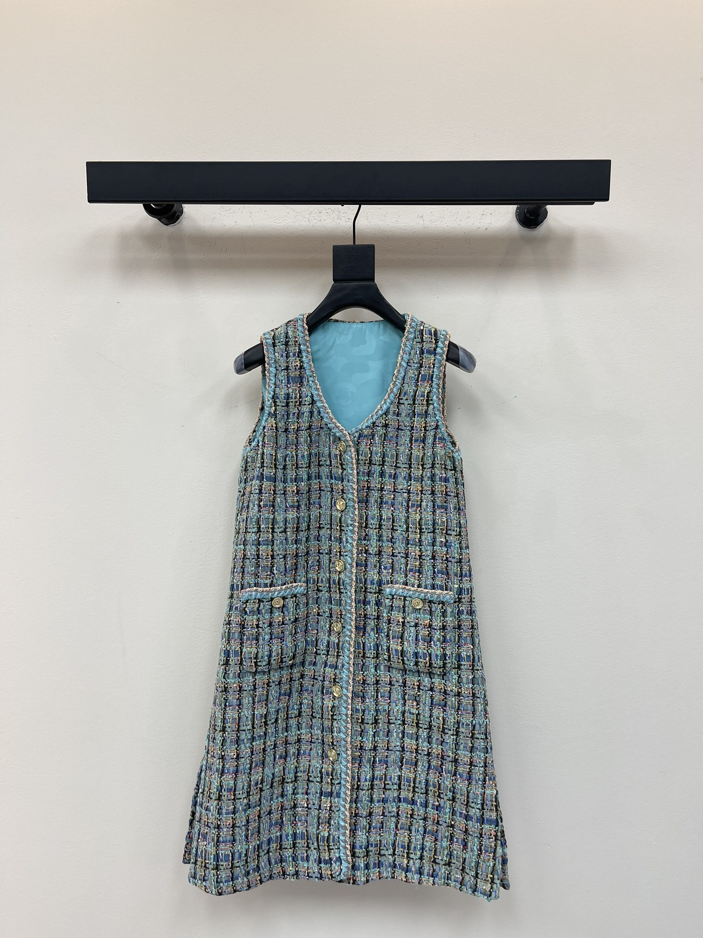 NO:490593,Chane*25 early autumn new small fragrance tweed wool dress with tie-ed sleeveless dress Customized YB imported coarse wool material with obvious texture and visible wool material with high texture. Coarse striped wool fabric creates a famous style. Single-row printed round button on the front closure, exquisite blue-green woven texture, full of freshness and elegance, luxury and elegance, all-body cuffs, front closure and other gold wire braided edge decoration, elegant and charming, rich design layering, elegant and elegant outfit, fashionable and exquisite outfit SML, chanel, skirts, alexander wang19860909Chane*25早秋新款小香粗花呢编织洋装捆边无袖连衣裙 定制YB进口粗纺羊毛呢材质 肌理明显 毛料肉眼可见 质感上乘 粗花条纹毛呢面料打造名媛风典范 前襟单排印刻圆扣精致蓝绿色系编织纹理 尽显清新脱俗 奢华不失雅致 通体袖口前襟等多处金丝编织捆边装饰 优雅迷人 丰富设计层次感 穿搭气质优雅 时髦精穿搭首选 SML,,chanel,skirts,alexander wang,Women's clothing