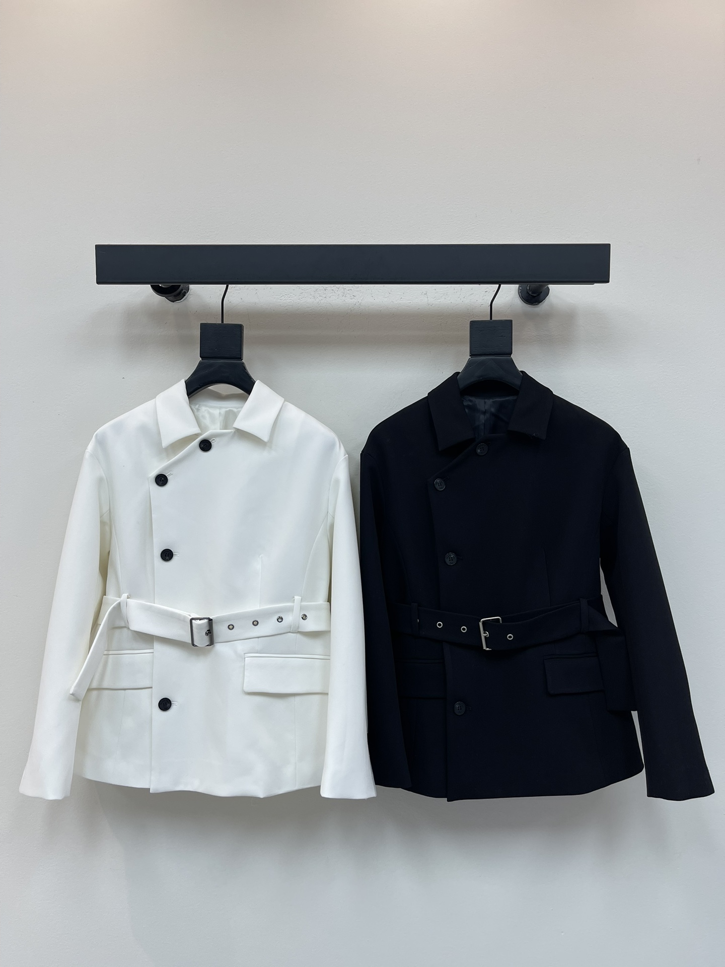 NO:492656,Dio*25 early autumn new suit jacket suit lapel, three-dimensional waist-hugging style, a very crisp feel, slim and tall, paired with logo buttons and embellished with high-end feeling, beautiful, elegant and atmospheric, fashionable and noble upper body temperament goddess style, great color SML, dior, jackets & coats, business suit, alexander wang19860909Dio*25早秋新款西服外套西装翻领,立体收腰版型,挺括感很好,显瘦又高挑,搭配Logo纽扣点缀满满的高级感,搭配腰带装饰,绝美优雅大气,时髦又高贵上身气质女神范,颜色很赞SML,,dior,jackets & coats,business suit,alexander wang,Women's clothing