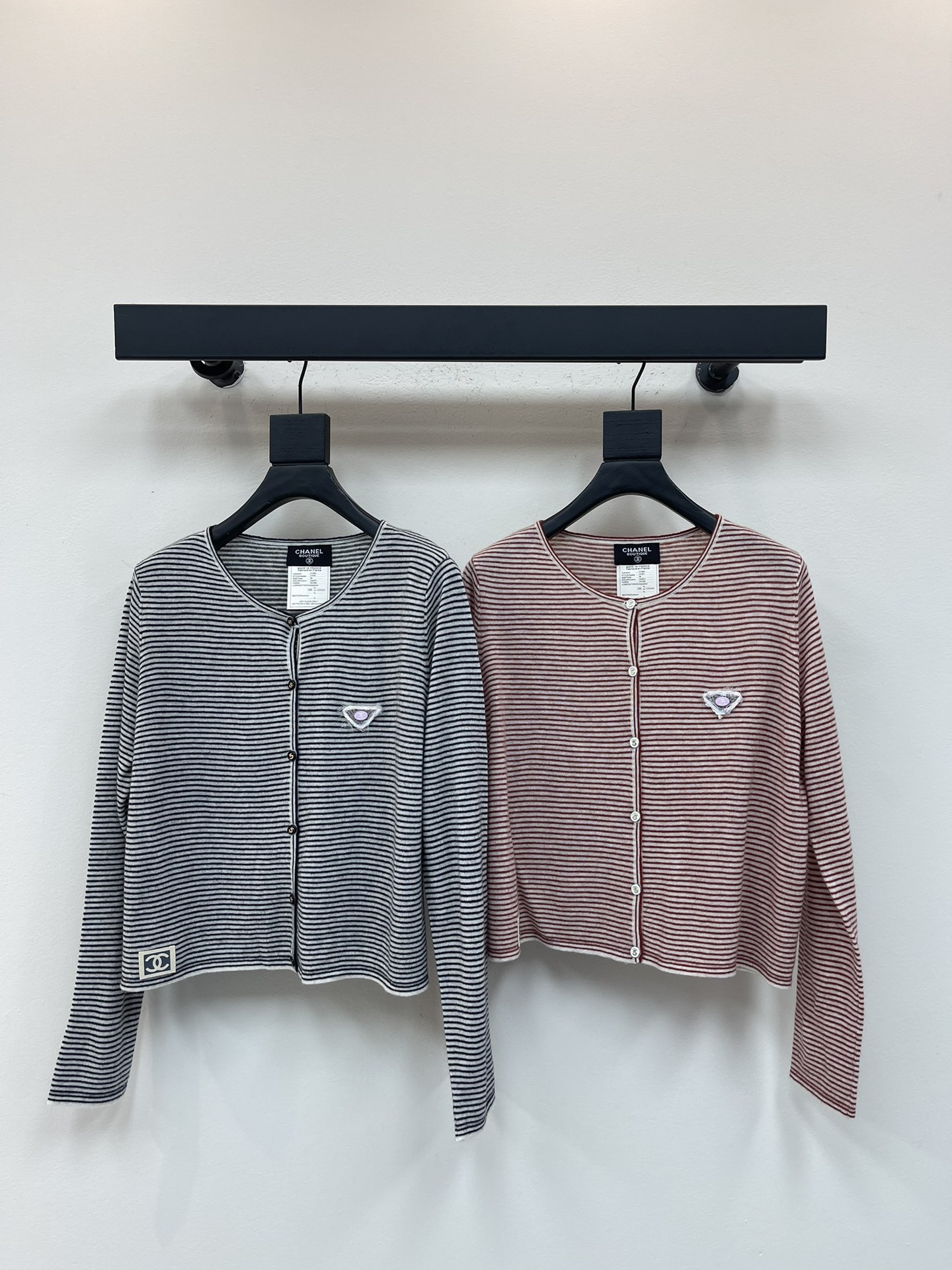 NO:490478,CHANE*25 early autumn new round-neck striped cashmere cardigan with double C triangle decoration on the chest, exquisite and age-reducing. The atmosphere of autumn is just right~Mathematics 5 single-breasted embellishment, super good-looking, striped control is a must-have for autumn!  SML, chanel,alexander wang19860909CHANE*25早秋新款圆领条纹羊绒开衫 胸前双C三角标装饰 精致又减龄 秋天的氛围感拿捏的恰到好处～数学5单排扣点缀 超级好看 条纹控快入手秋天必备！SML,,chanel,alexander wang,Women's clothing