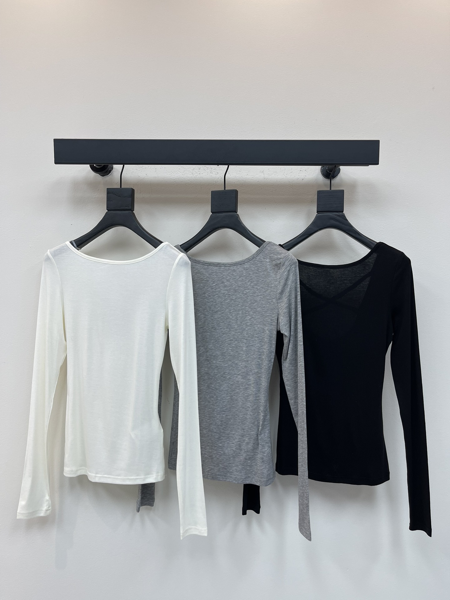 NO:495684,New cross-cut hollow backless long-sleeved base shirt top!  The cross-cut design not only adds sexy elements, but also cleverly modifys the back lines, making your back more charming. The backless design is the finishing touch, showing your beautiful back and adding a little sexy. The long-sleeved design, short slim tailoring, perfectly fits the body, outlining charming curves. Simple but not losing the sense of high-end. Whether it is matched with jeans, skirts or shorts, you can easily control various occasions. Moreover, the fabric of this T-shirt is very comfortable, light and breathable, allowing you to feel cool and comfortable in autumn. SML, skirts, shorts, jeans, tees, t-shirt, alexander wang19860909新款交叉镂空露背长袖打底衫上衣！交叉镂空的设计,不仅增添了性感元素,还巧妙地修饰了背部线条,让你的背影更加迷人.露背设计更是点睛之笔,展现出你的美背,增添一丝小性感.长袖设计,短款修身剪裁,完美贴合身形,勾勒出迷人的曲线.简约而不失高级感,无论是搭配牛仔裤、半身裙还是短裤,都能轻松驾驭各种场合.而且,这款T恤的面料非常舒适,轻薄透气,让你在秋季也能感受到清凉与自在.SML,,skirts,shorts,jeans,tees，t-shirt,alexander wang,Women's clothing