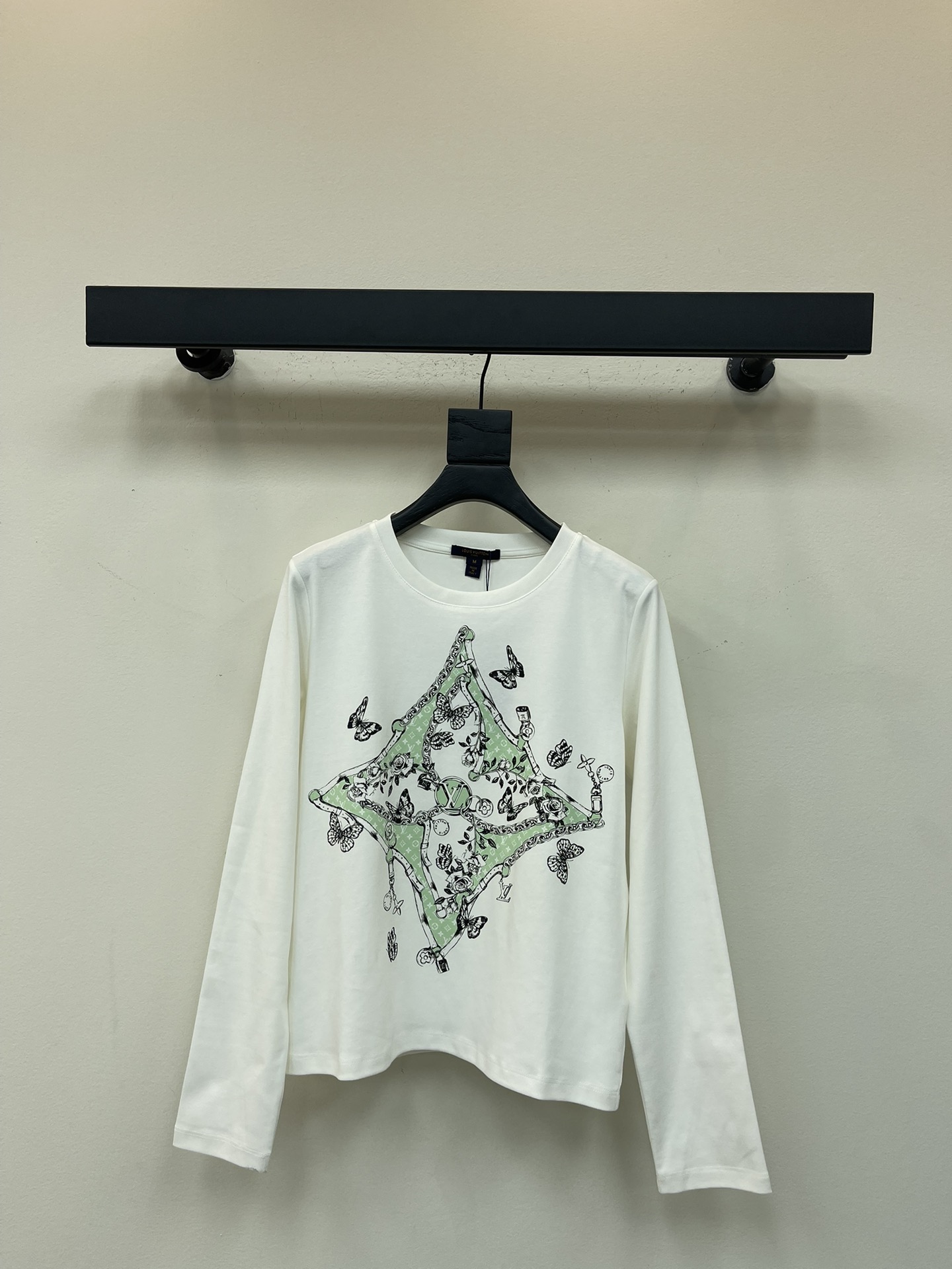 NO:489156,Louis vuitto*25 early autumn new round neck illustration logo letter long sleeve top Customized YB native cotton material Breathable Comfortable and stylish Round neck pullover long sleeve cut Entire and loose fit The iconic four-leaf clover element letter logo on the chest Three-dimensional surround illustration style Flower butterfly and other patterns Creative and artistic showing the brand's sense of luxury The upper body is versatile and slim Simple and not picky about the figure The enduring sweatshirt style Shows the minimalist casual style A must-have for daily commuting SML,,louis vuitton,hoodie,sweatshirts,alexander wang19860909Louis vuitto*25早秋新款圆领插画徽标字母长袖上衣 定制YB原生全棉材质 穿搭透气 舒适有型 圆领套头长袖剪裁 版型包容宽松 胸前标志性四叶草元素字母徽标 立体环绕插画风格的花朵蝴蝶等图案 创意和艺术性尽显品牌高级感 上身百搭显瘦 简约不挑身材 经久不衰的卫衣款式 尽显极简休闲风格 日常通勤必备时尚穿搭 SML,,louis vuitton,hoodie,sweatshirts,alexander wang,Women's clothing