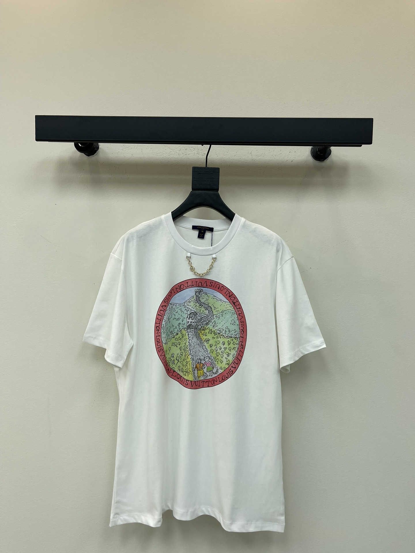 NO:489137,Louis Vuitto*25 new chain round neck printed short-sleeved T-shirt Customized YB mercerated cotton material breathable and comfortable, full texture Loose short-sleeved T-shirt cut highlights the brand style Made of gram-weight pure cotton, full of drape, presents a slim visual effect The chest is restored by printing technology, key colors create a round outer contour three-dimensional sense The inner illustration style of the kitten climbing the Great Wall hand-painted floral brand logo pattern echoes the neckline printed letter chain, making the fashionable and high-end instantly appear to create a personal style, fashionable and relaxed, and the inner wear is brilliant and fashionable SML,,louis vuitton, T-shirt,tees, t-shirt,alexander wang19860909Louis Vuitto*25新款链条圆领印花短袖T恤 定制YB丝光全棉材质 透气舒适 质感十足 宽松短袖T恤裁剪 凸显品牌格调 采用克重纯棉制成 垂坠感十足 呈现显瘦视觉效果 胸前利用印花工艺还原色彩 重点色打造圆形外轮廓立体感 内里插画风格的小猫爬长城手绘花体品牌徽标图案 与领口印刻字母链条呼应 让时尚高级感立刻显现 打造个性风格 时髦松弛 单穿内搭都出彩时髦 SML,,louis vuitton,T-shirt,tees，t-shirt,alexander wang,Women's clothing