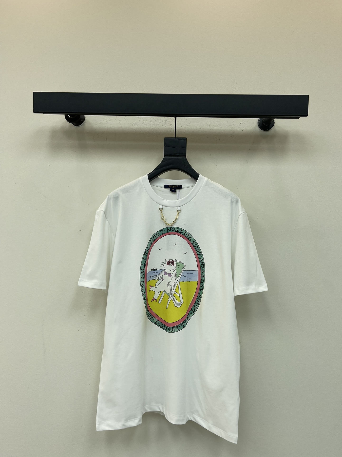 NO:489143,Louis Vuitto*25 new chain round neck printed short-sleeved T-shirt Customized YB mercerated cotton material breathable and comfortable, full texture Loose short-sleeved T-shirt cut highlights the brand style Made of gram-weight pure cotton, full of drape, presents a slim visual effect The chest is restored by printing technology, key colors create a round outer contour three-dimensional feeling The inner illustration style of kitten beach sunbathing hand-painted floral brand logo pattern echoes the neckline printed letter chain, making the fashion sense of high-end immediately create a personal style, fashionable and relaxed, and the inner wear is brilliant and fashionable SML,,louis vuitton, T-shirt,tees, t-shirt,alexander wang19860909Louis Vuitto*25新款链条圆领印花短袖T恤 定制YB丝光全棉材质 透气舒适 质感十足 宽松短袖T恤裁剪 凸显品牌格调 采用克重纯棉制成 垂坠感十足 呈现显瘦视觉效果 胸前利用印花工艺还原色彩 重点色打造圆形外轮廓立体感 内里插画风格的小猫沙滩晒太阳手绘花体品牌徽标图案 与领口印刻字母链条呼应 让时尚高级感立刻显现 打造个性风格 时髦松弛 单穿内搭都出彩时髦 SML,,louis vuitton,T-shirt,tees，t-shirt,alexander wang,Women's clothing