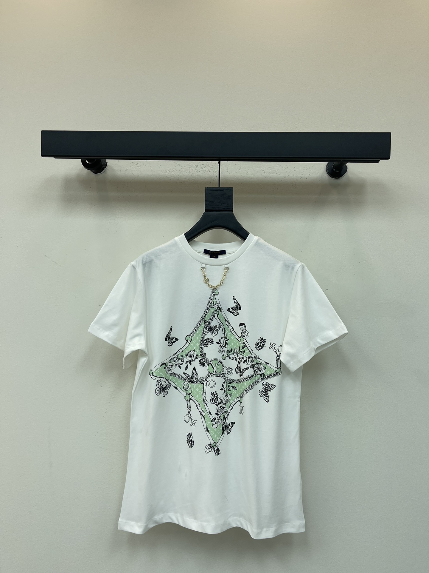 NO:489163,Louis Vuitto*25 early autumn new round neck illustration logo chain short-sleeved T-shirt custom YB twill cotton material breathable and comfortable, full texture. Regular short-sleeved T-shirt cut highlights the brand style. Made of gram-weight pure cotton, slightly elastic, and slimming visual effect. The neckline is marked with metal letters and chains in the same color, threaded edges as design highlights. The iconic four-leaf clover element letter logo in the center. Three-dimensional surround illustration style flowers butterflies and other patterns. Creativity and artisticity show the brand's sense of high-end. The youthful atmosphere suddenly increases. The inner wear is brilliant and fashionable. SML,,louis vuitton, T-shirt,tees, t-shirt,alexander wang19860909Louis Vuitto*25早秋新款圆领插画徽标链条短袖T恤 定制YB斜纹全棉材质 透气舒适 质感十足 常规短袖T恤裁剪 凸显品牌格调 采用克重纯棉制成 略带有弹力 呈现显瘦视觉效果 领口以金属字母标链条同色系螺纹包边作设计亮点 居中标志性四叶草元素字母徽标 立体环绕插画风格的花朵蝴蝶等图案 创意和艺术性尽显品牌高级感 青春气氛骤增 单穿内搭都出彩时髦 SML,,louis vuitton,T-shirt,tees，t-shirt,alexander wang,Women's clothing